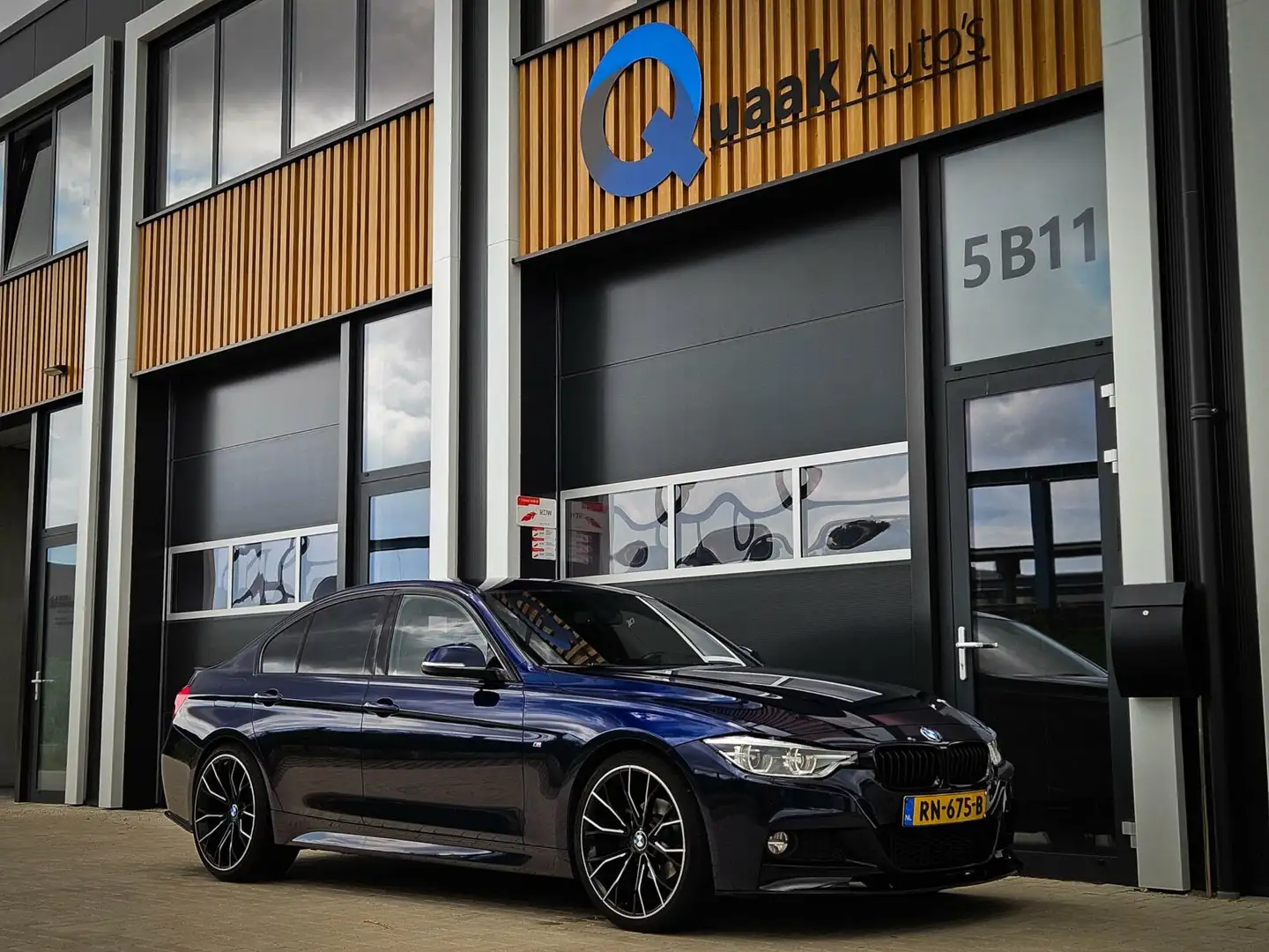 BMW 320 3-serie 320i M-Sport | INDIVIDUAL | LEDER | LED | Blau - 2