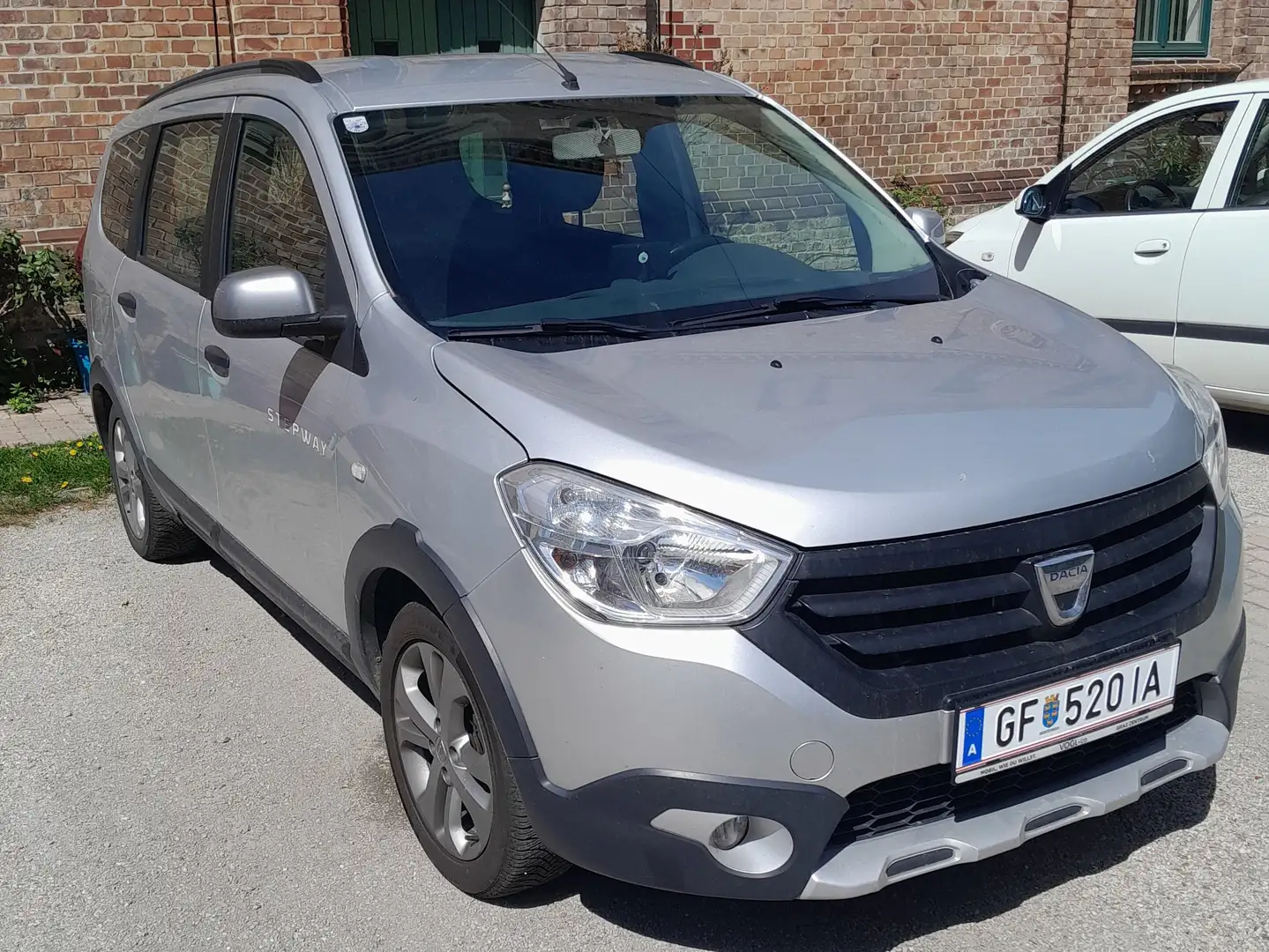 Dacia Lodgy Lodgy Stepway Sensation dCi 110 S Grau - 1