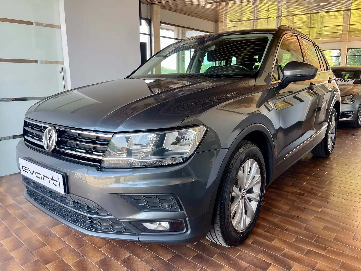 Volkswagen Tiguan 1.4 tsi Style 125cv  G.PIRELLI/APLLE CAR PLAY Grau - 2