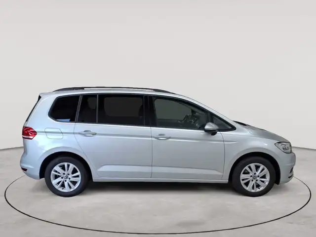 Volkswagen Touran view 3