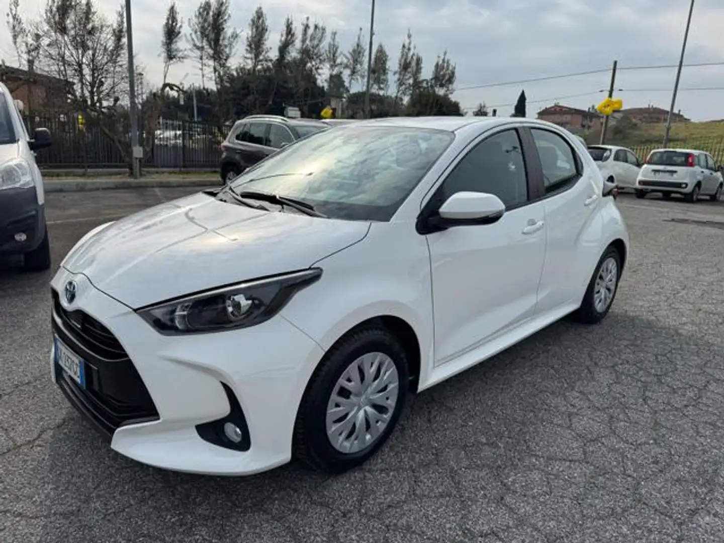 Toyota Yaris 1.5 Hybrid 5 porte Business km 9800!!!! Blanco - 2