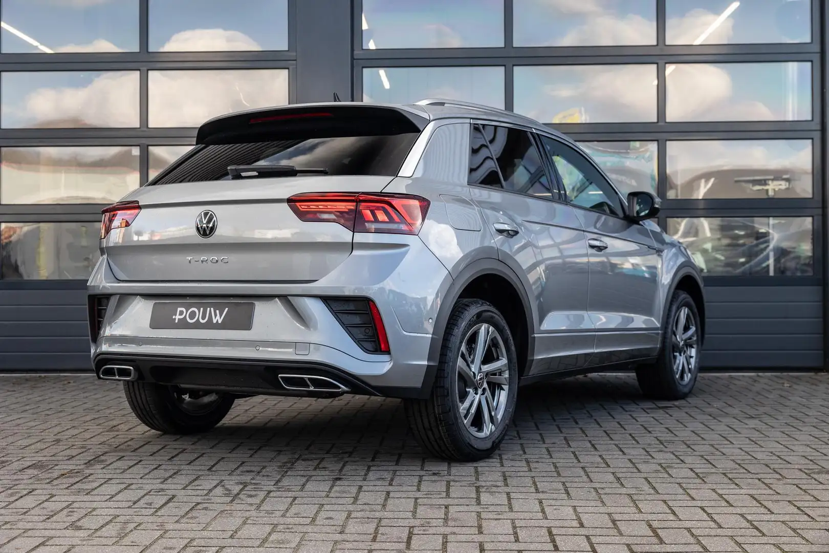 Volkswagen T-Roc 1.5 TSI 150pk R-Line Edition | Keyless-pakket | 17 Zilver - 2