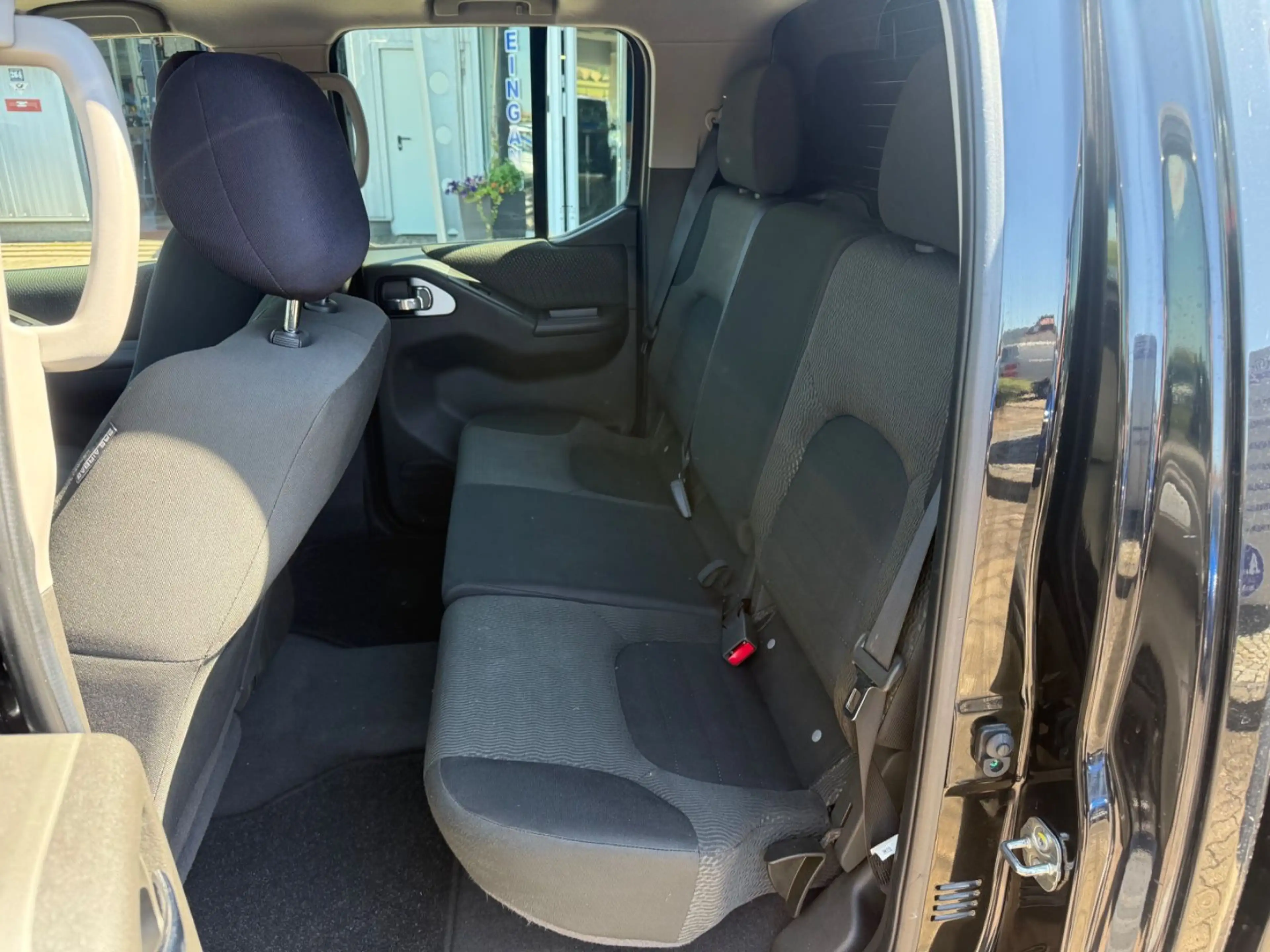 Nissan Navara Pickup Double Cab PLATINUM EVO 4X4 LB — photo 9