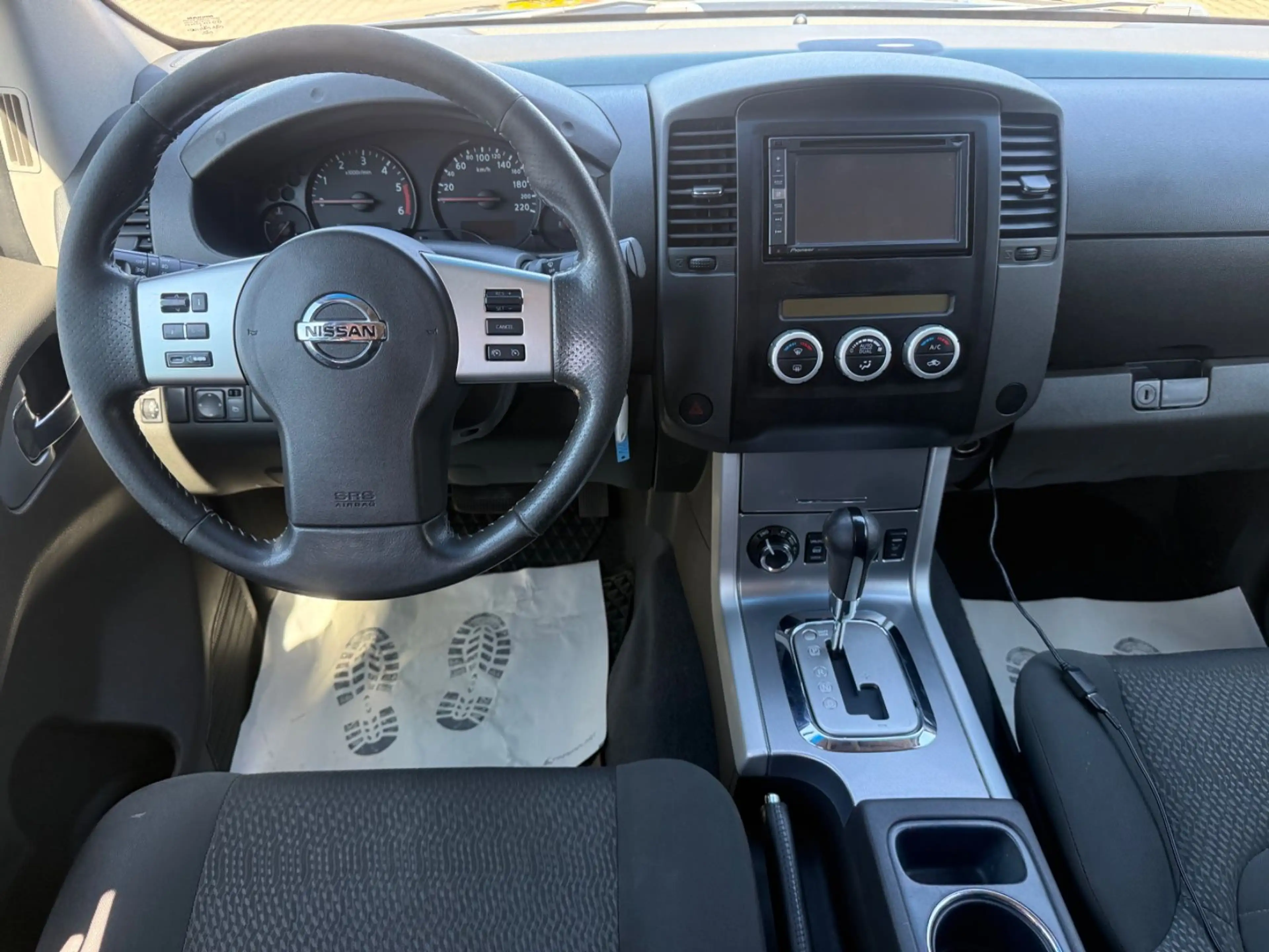 Nissan Navara Pickup Double Cab PLATINUM EVO 4X4 LB — photo 11