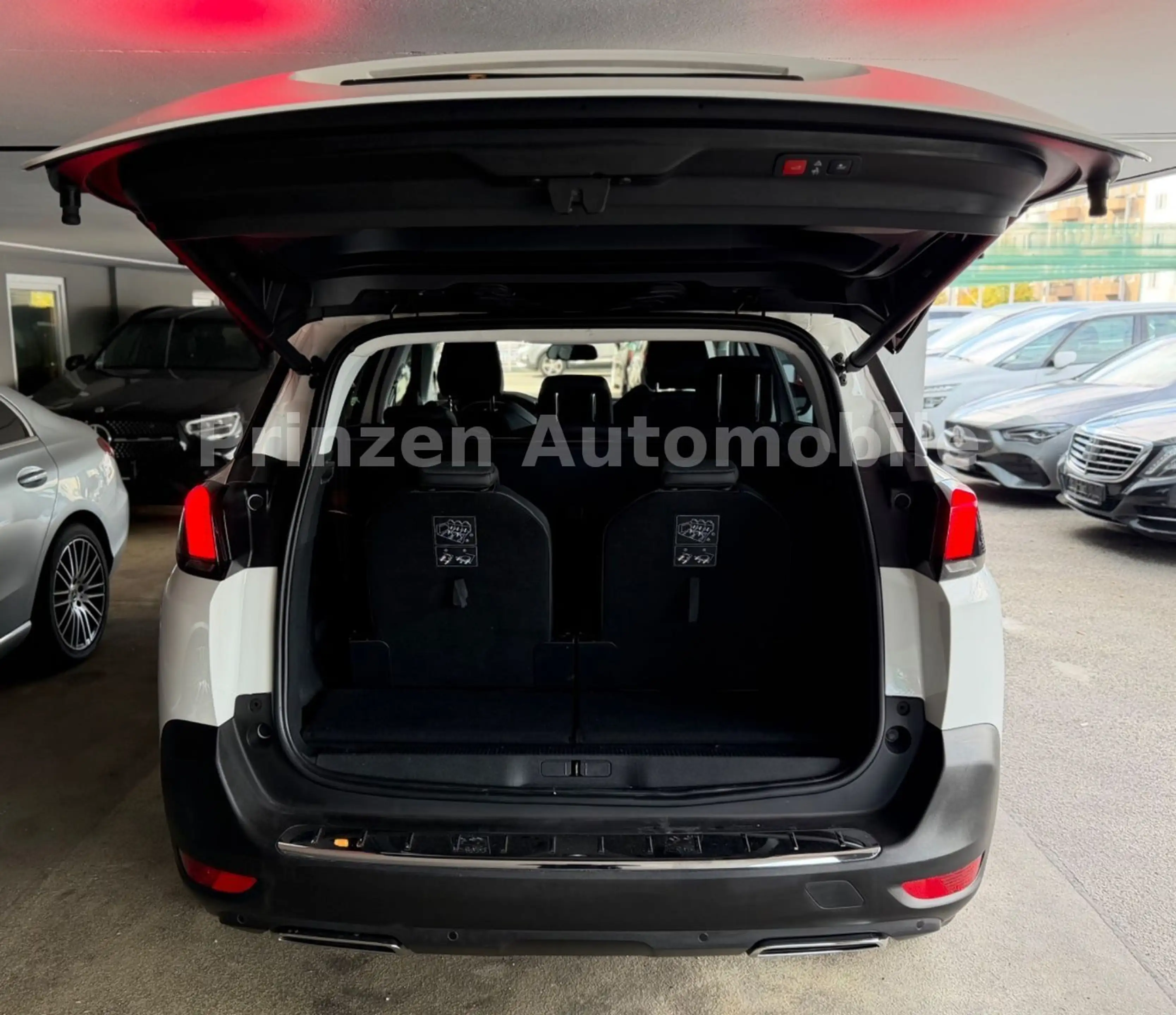 Peugeot 5008 Allure*Busniss*7Sitz*Spur*Apple*Led*360°ACC — photo 6