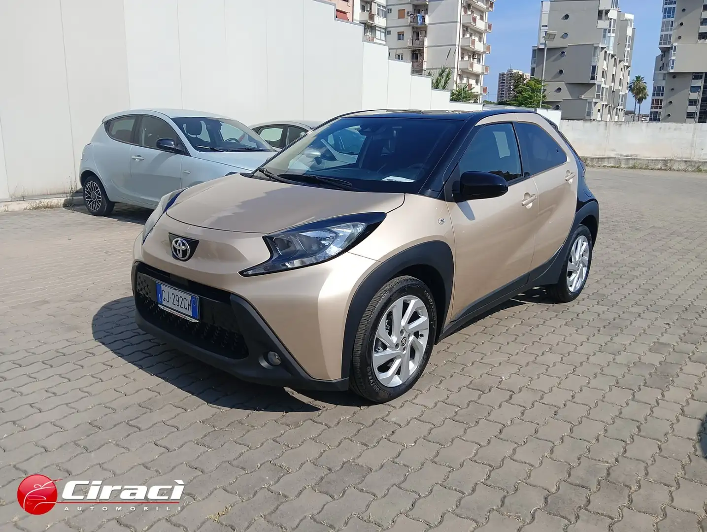 Toyota Aygo X 1.0 VVT-i 72 CV 5 porte Trend Bronzo - 1