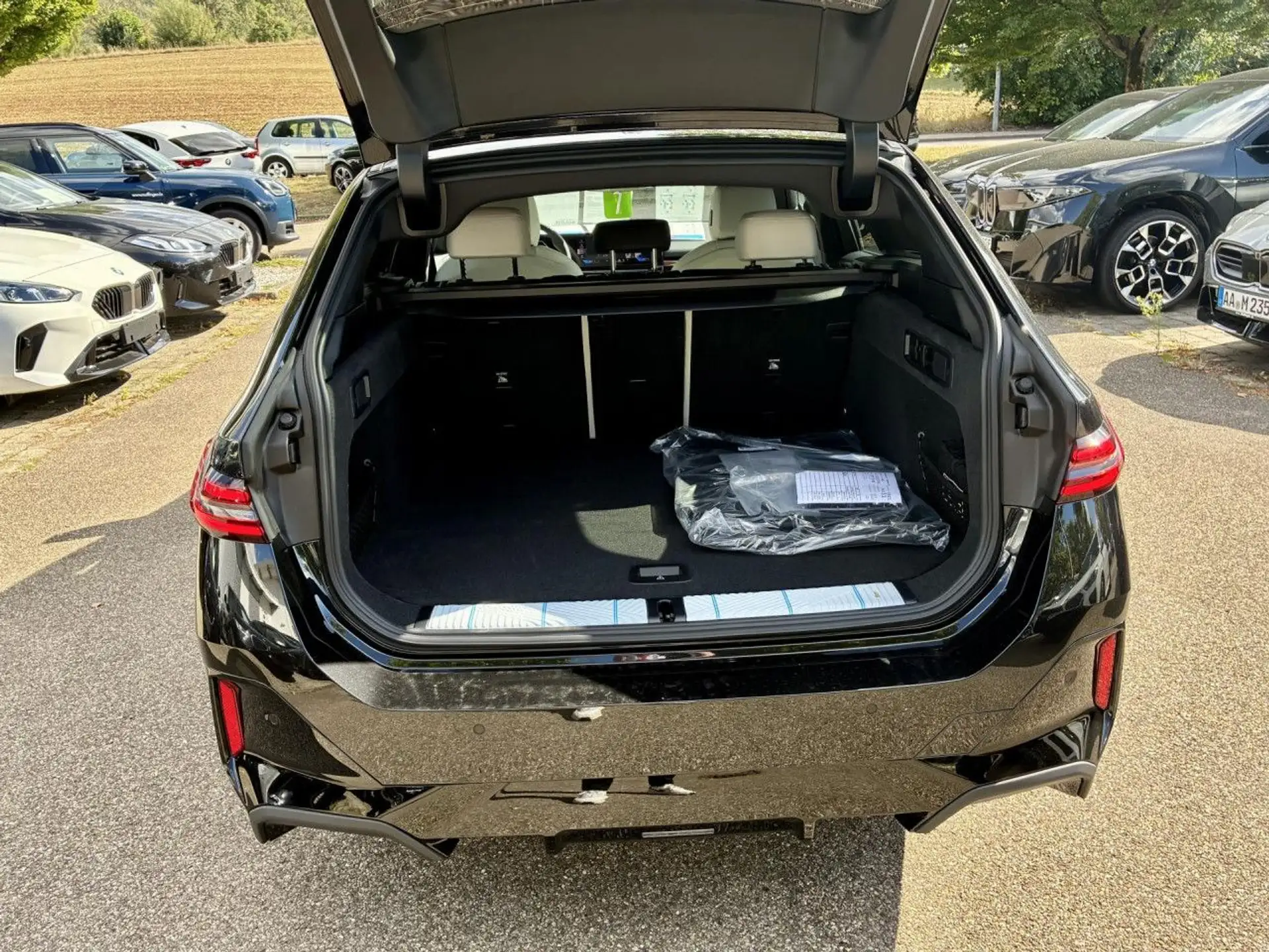 BMW 5 Series 540d 2026 검정 사진 8