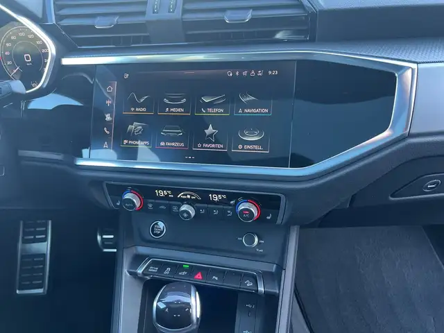 Audi Q3 view 12