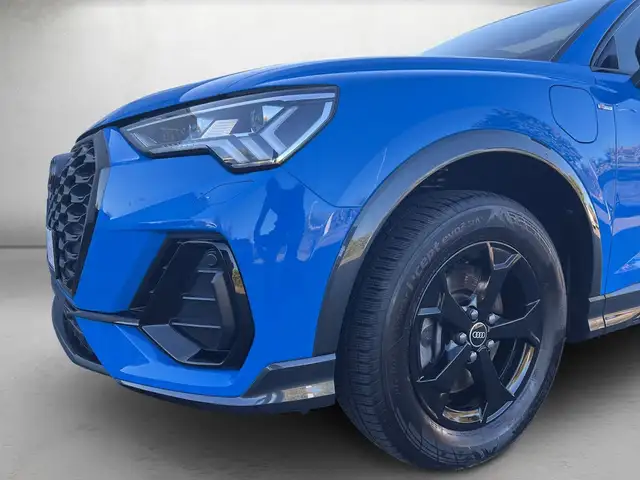 Audi Q3 view 5