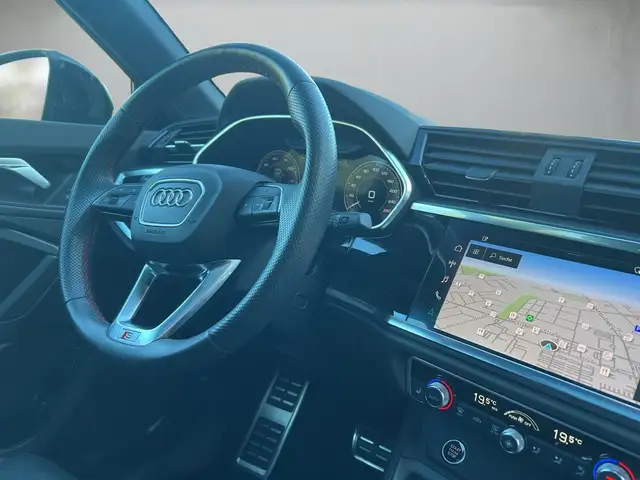 Audi Q3 view 8