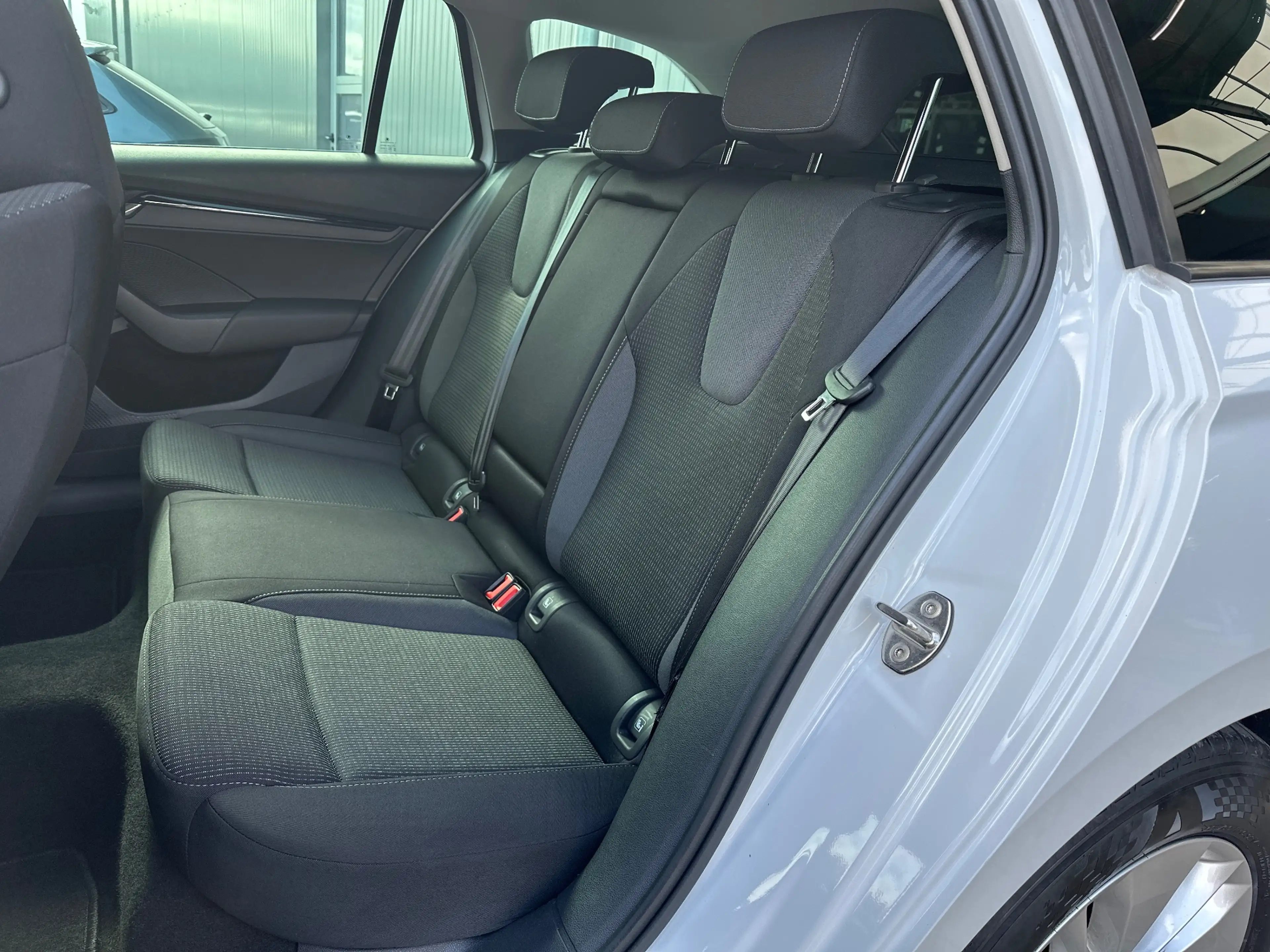 Skoda Octavia Combi 2.0 TDI DSG Ambition NAV+LED+ACC+KESSY+SHZ — photo 11