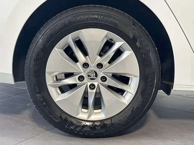 Skoda Octavia view 3