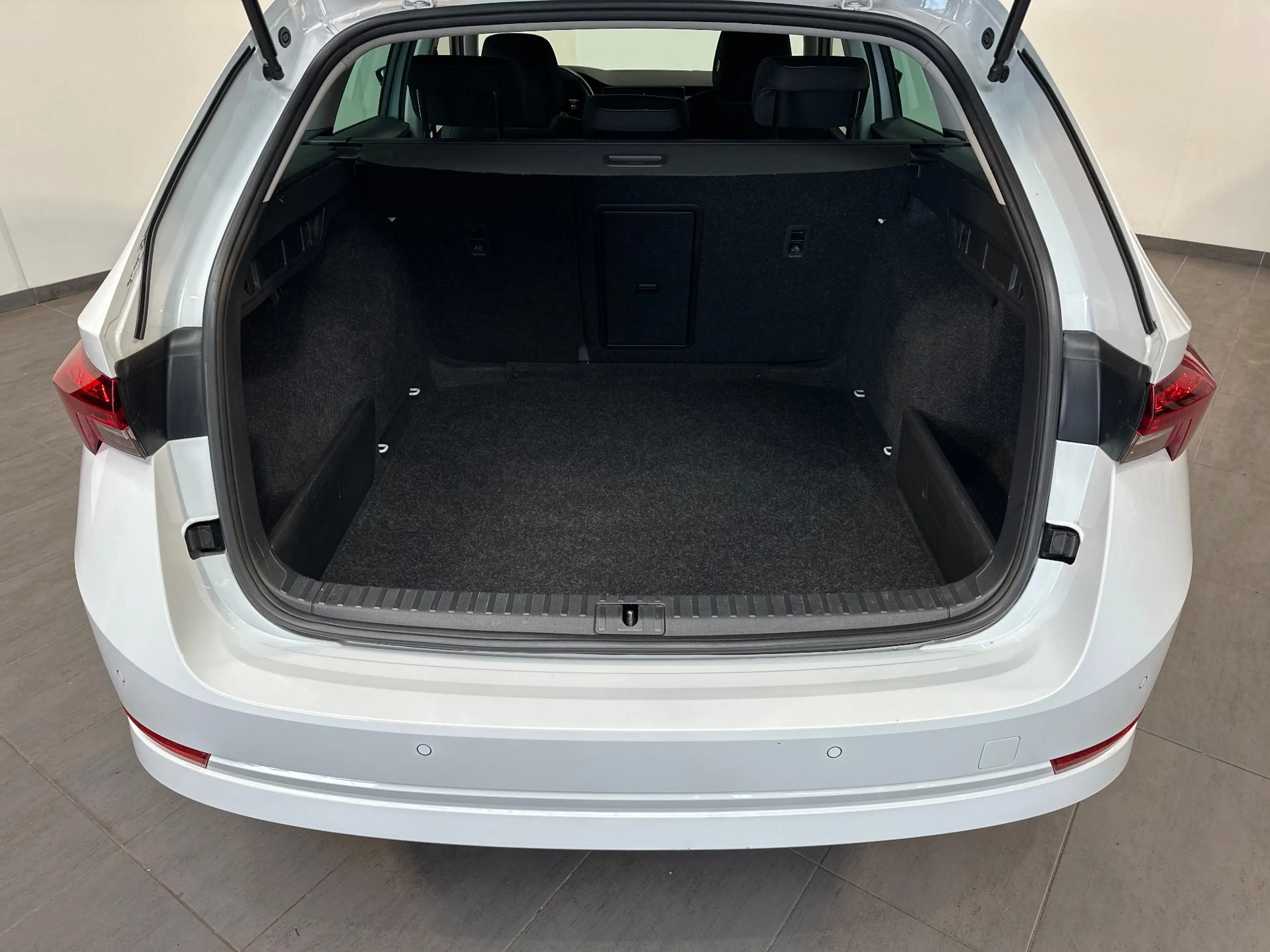 Skoda Octavia Combi 2.0 TDI DSG Ambition NAV+LED+ACC+KESSY+SHZ — photo 8