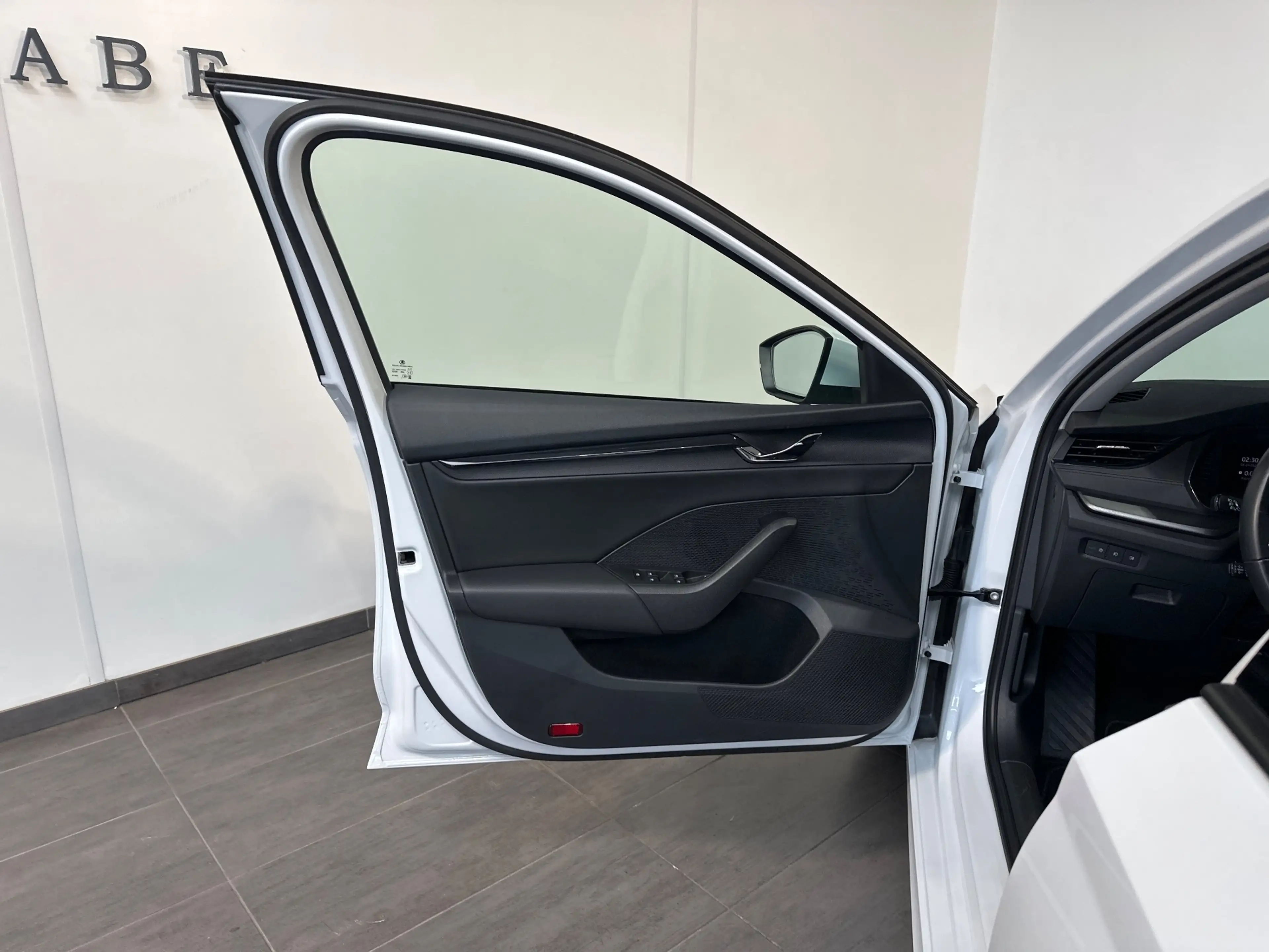 Skoda Octavia Combi 2.0 TDI DSG Ambition NAV+LED+ACC+KESSY+SHZ — photo 6