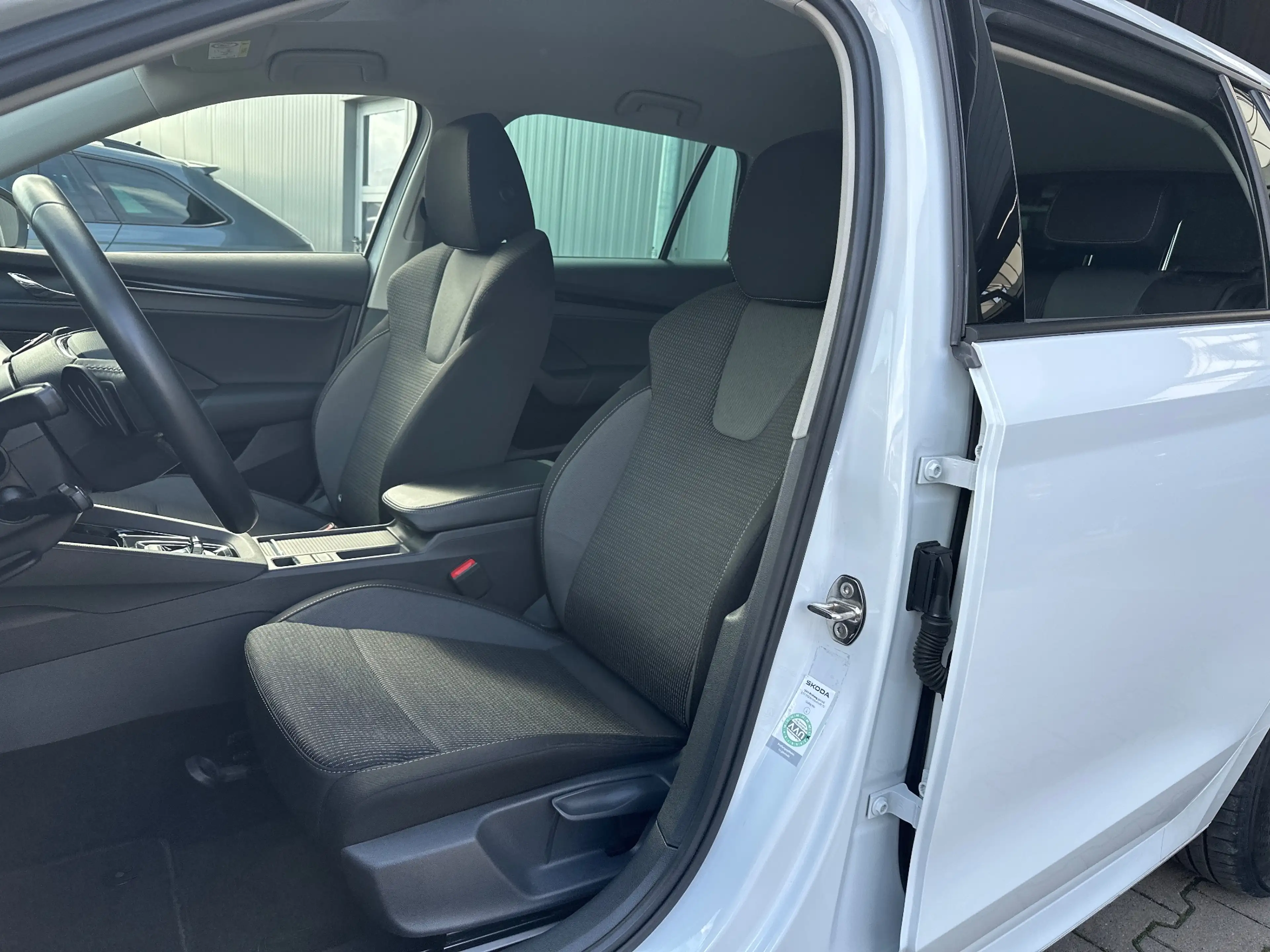 Skoda Octavia Combi 2.0 TDI DSG Ambition NAV+LED+ACC+KESSY+SHZ — photo 10