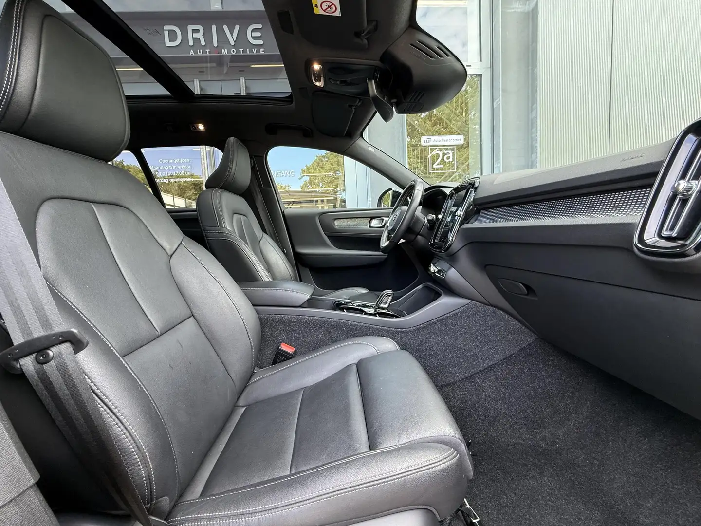 Volvo XC40 1.5 T5 Recharge R-Design |SOH87%|Pano|Leder|Trekha Zwart - 2