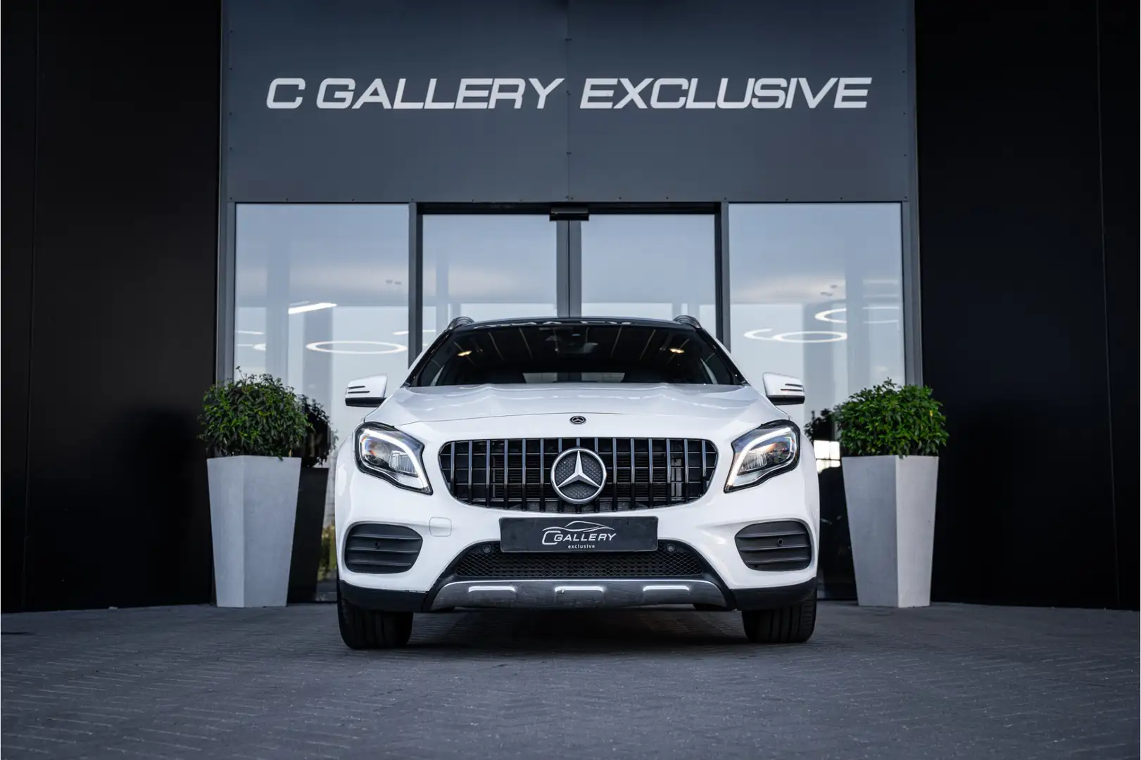 Mercedes-Benz GLA 200 GLA200 Premium Plus - AMG Line | Panorama | Camera Bílá - 2