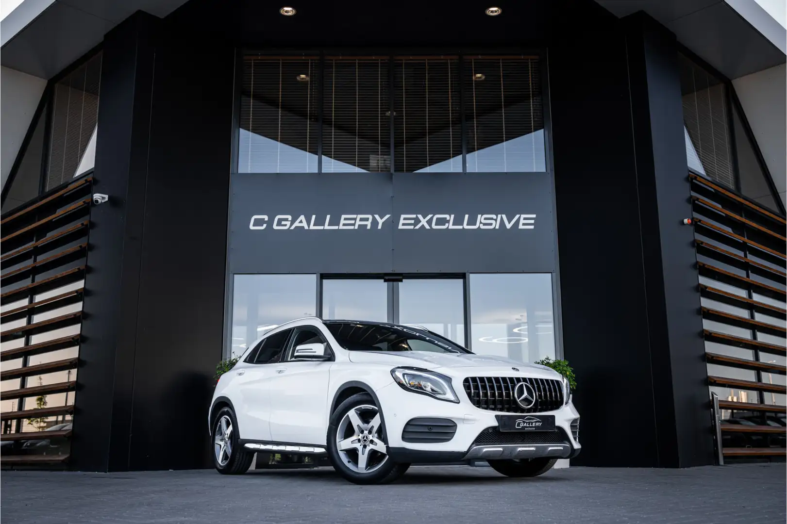 Mercedes-Benz GLA 200 GLA200 Premium Plus - AMG Line | Panorama | Camera Bílá - 1