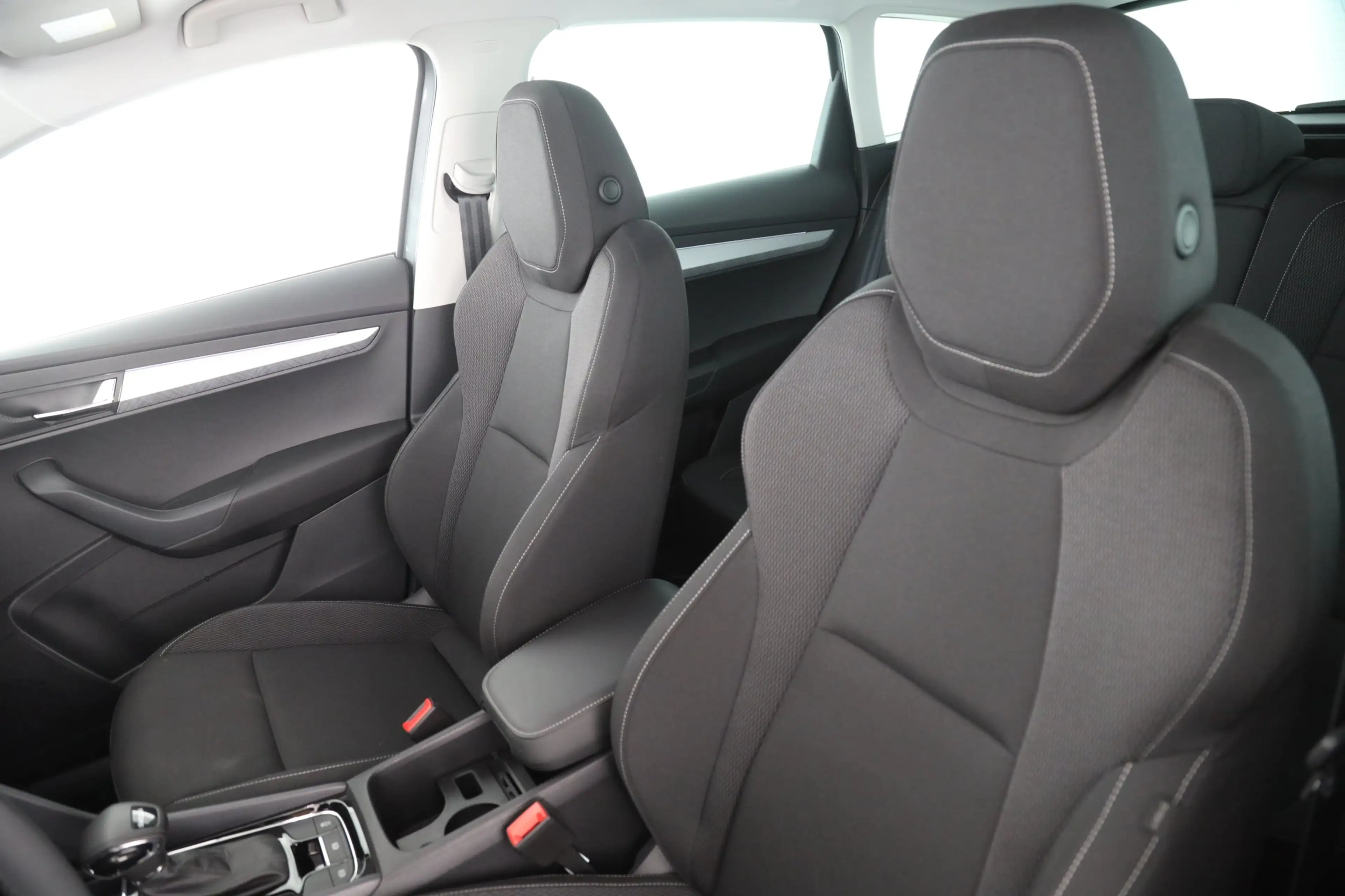 Skoda Karoq 1.5 TSI DSG SELECTION | NAVI | LED | AHK | — photo 12