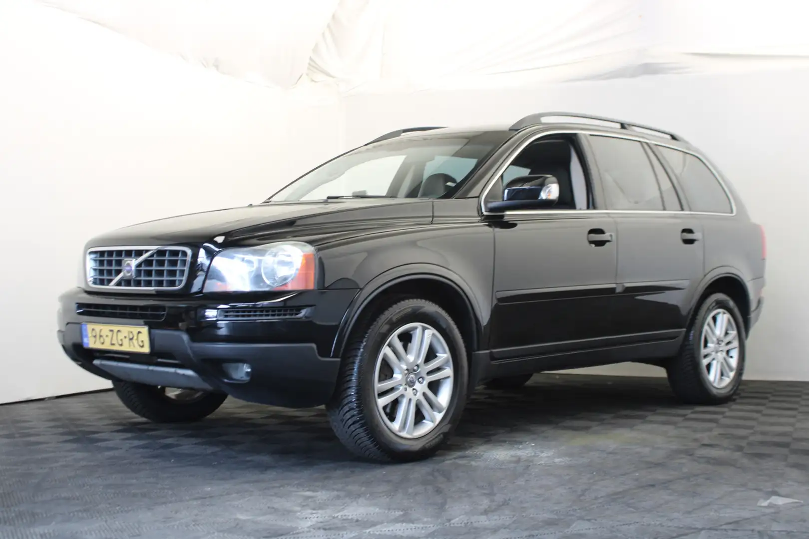 Volvo XC90 2.4 D5 Momentum Zwart - 1