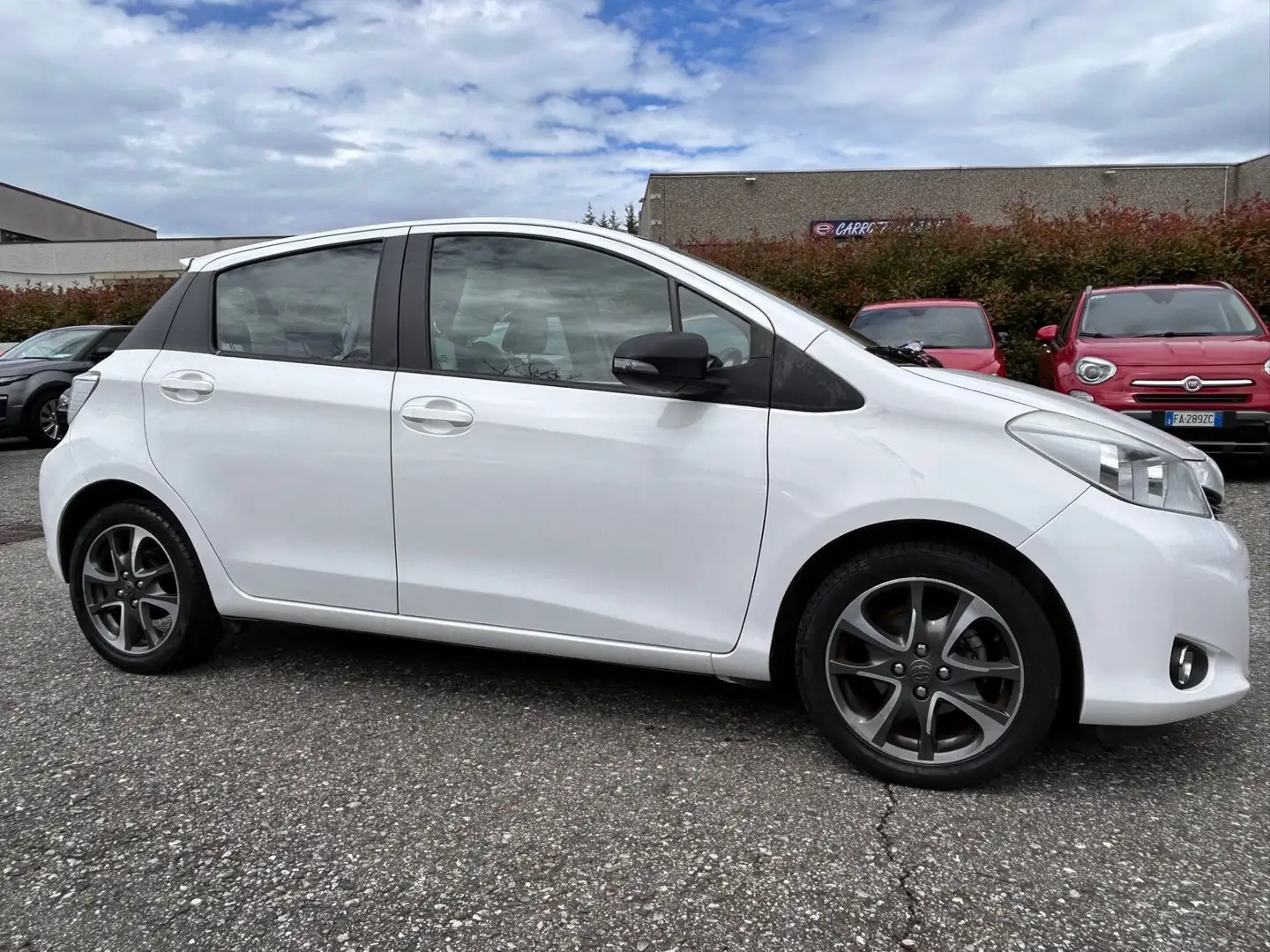 Toyota Yaris 1.0 5 porte Lounge*DISPLAY MULTIFUNZIONALE*CERCHI* Bianco - 2