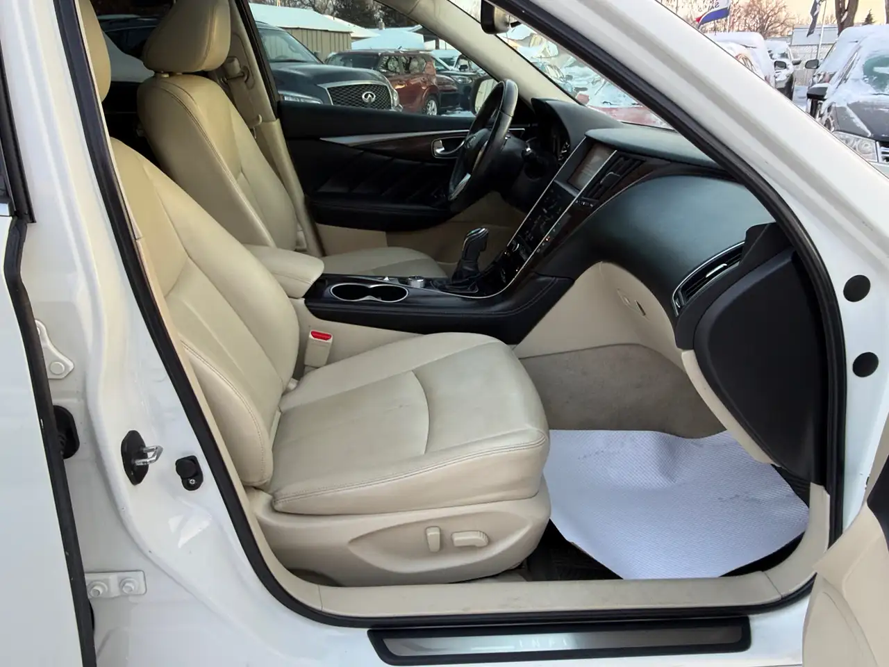 Infiniti Q50 снимка Infiniti Q50
