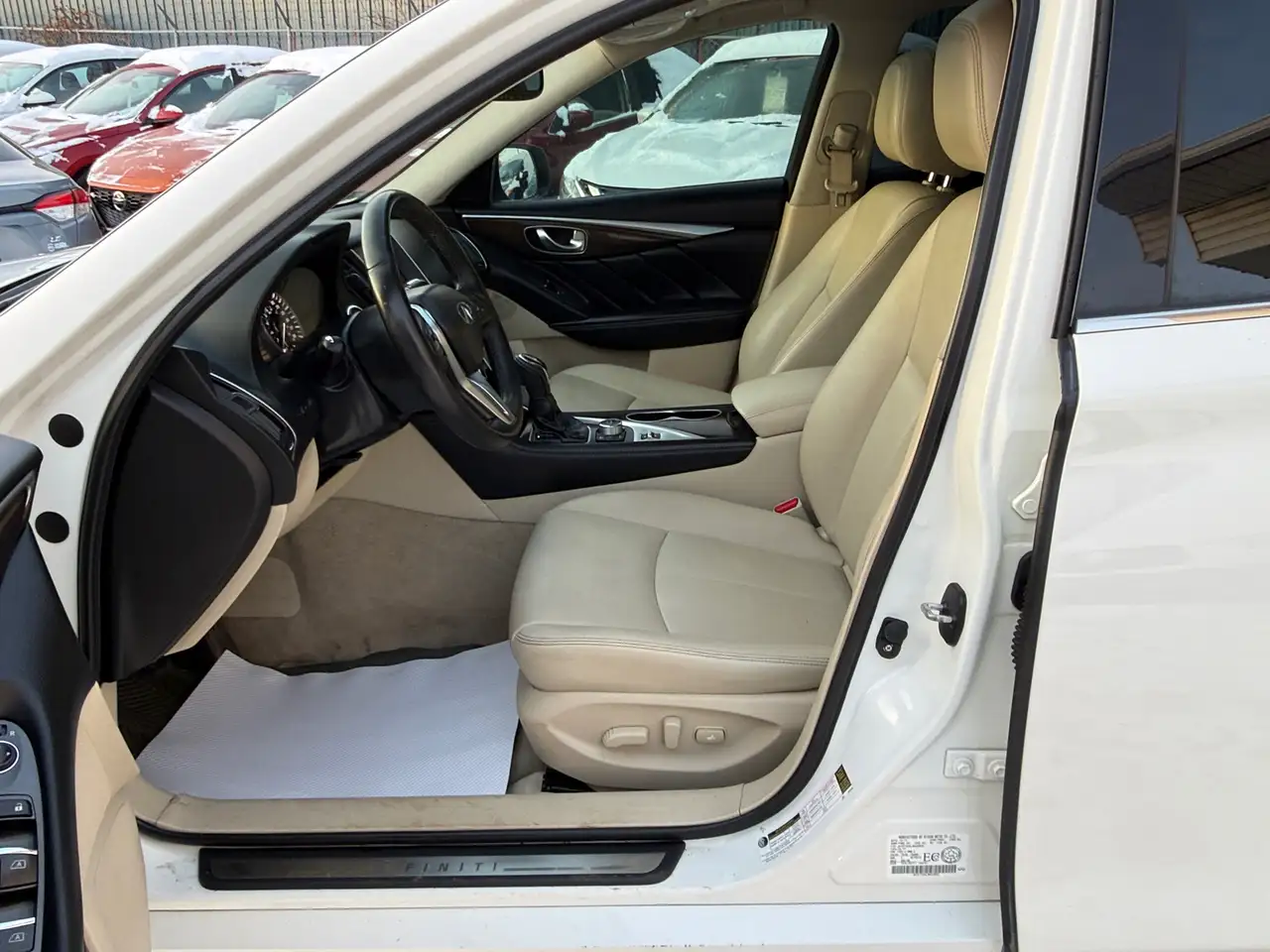 Infiniti Q50 снимка Infiniti Q50