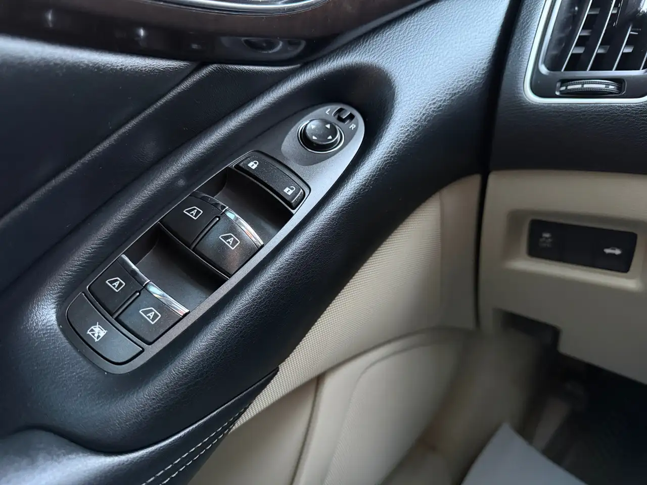 Infiniti Q50 снимка Infiniti Q50