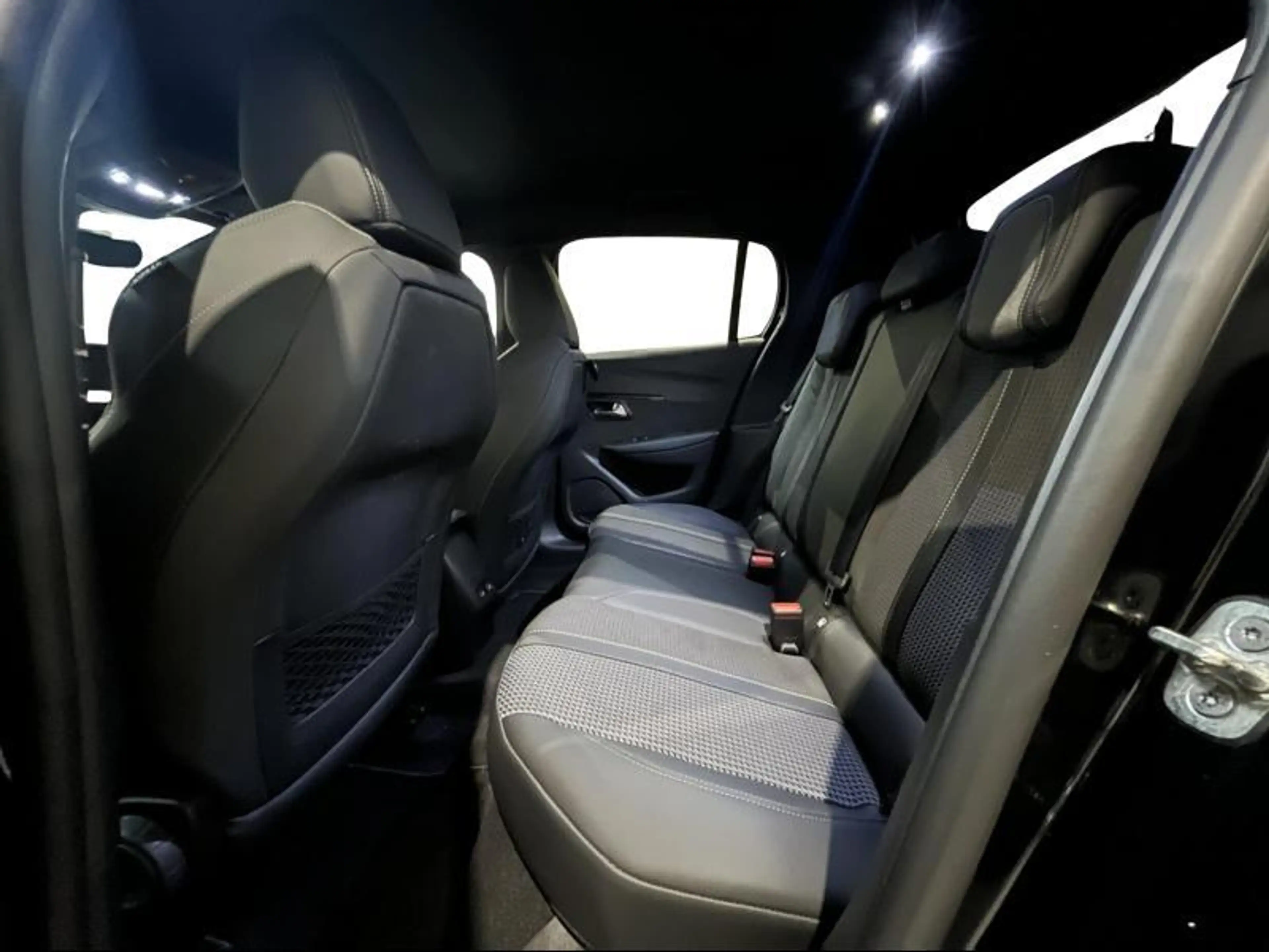 Peugeot 208 GT Line | 360° | Carplay | Navi — photo 11