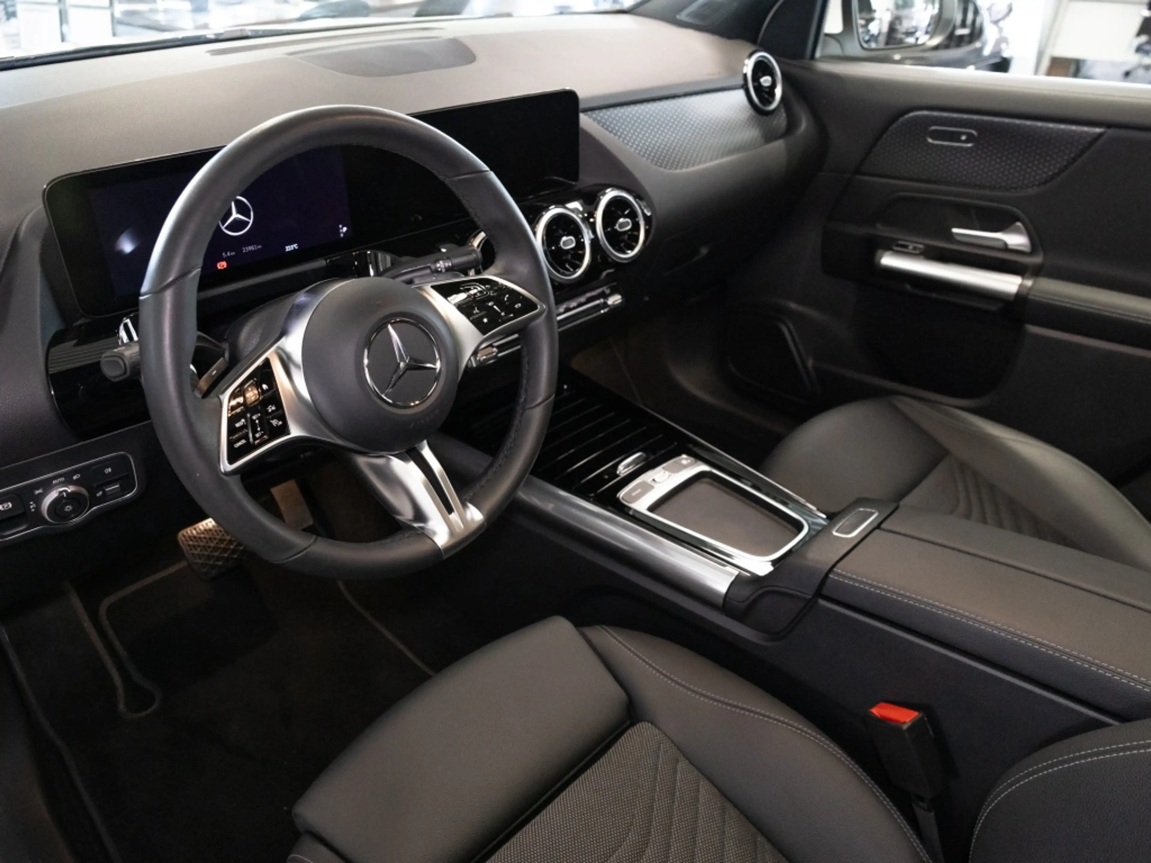 Mercedes-Benz GLA 180 , PROGRESSIVE KAMERA PANO SPUR PDC SHD — photo 8