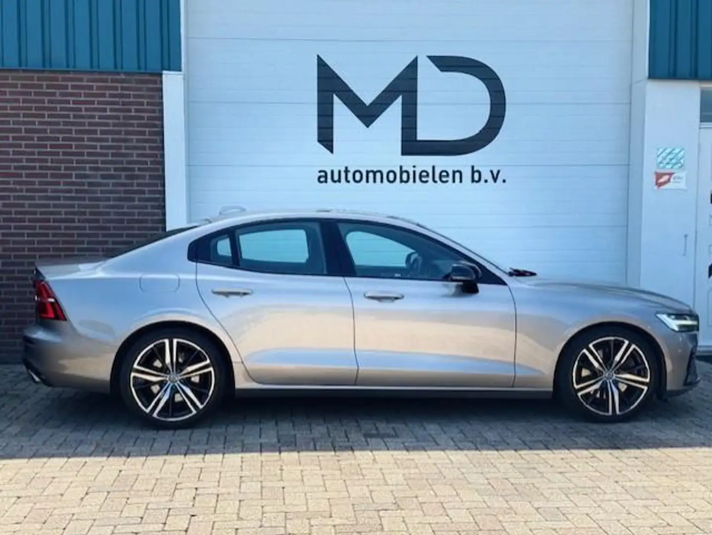 Volvo S60 2.0 Recharge T6 AWD R-Design - Dealer Onderhouden Grijs - 2