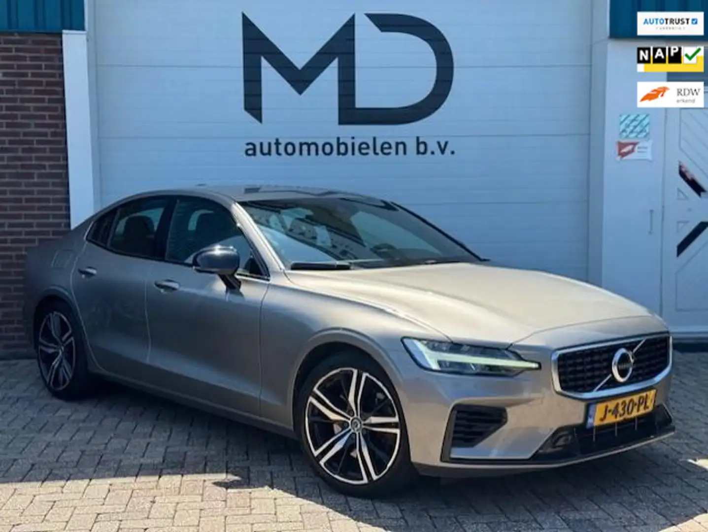 Volvo S60 2.0 Recharge T6 AWD R-Design - Dealer Onderhouden Grijs - 1