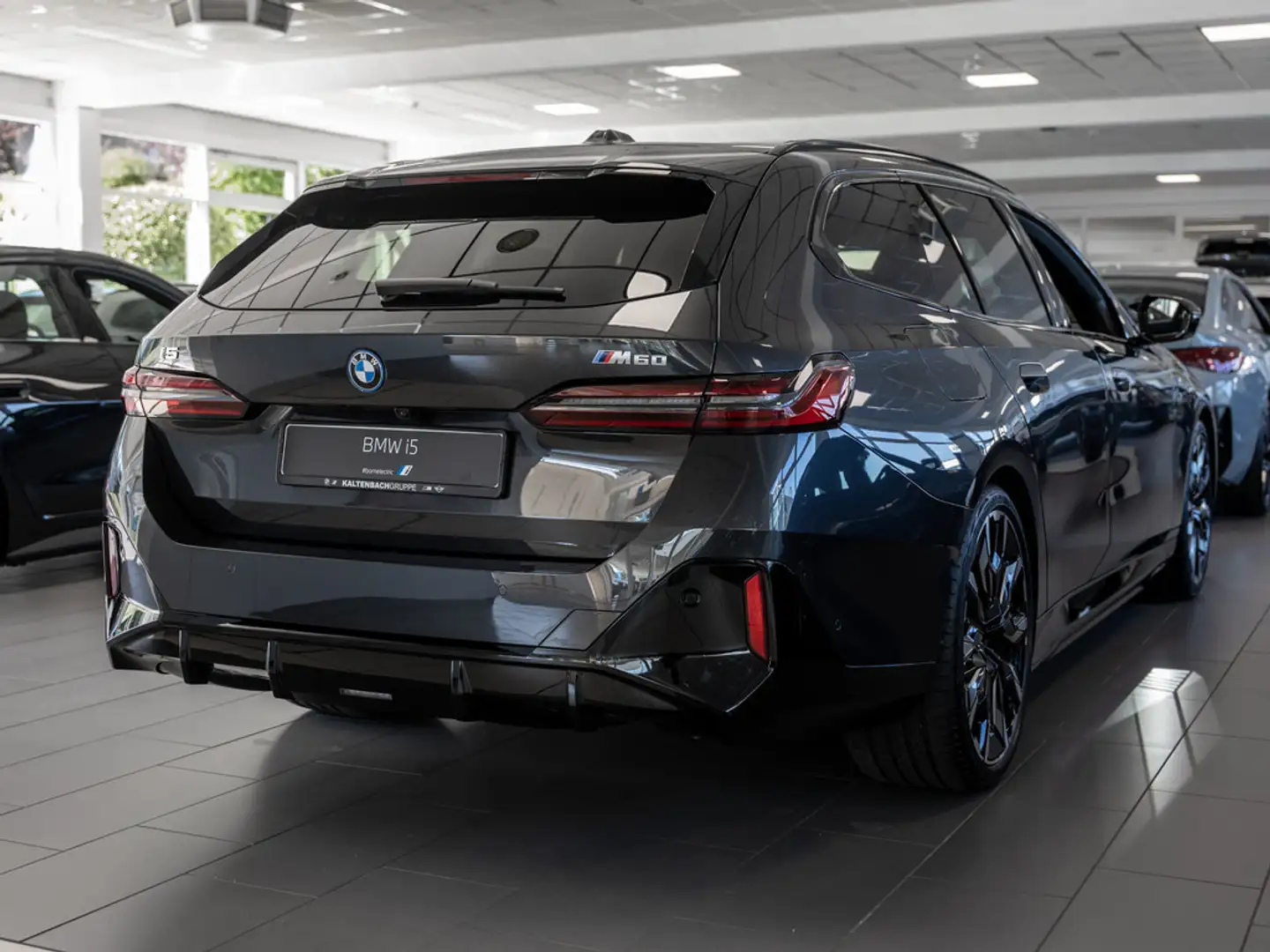 BMW i5 M60 Touring xDrive 360° PANO LED HUD ACC Šedá - 2