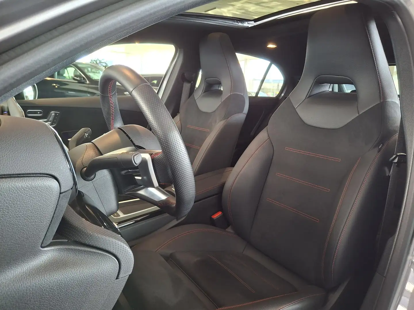 Mercedes-Benz A 180 D Hatchback AMG Line | Panoramisch Dak | Head-Up D Grijs - 2