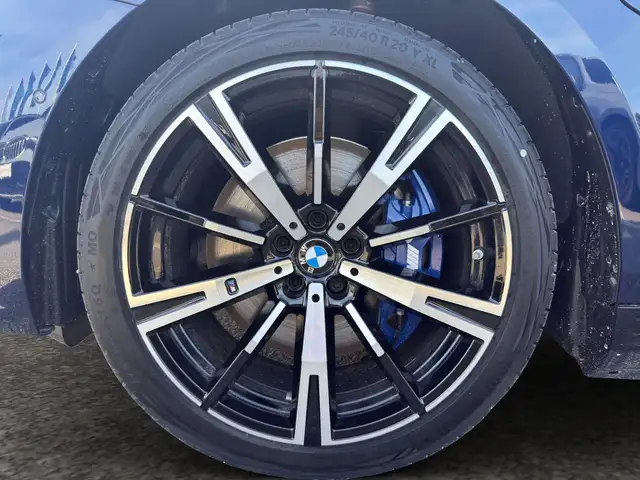 BMW 5 Series view 8