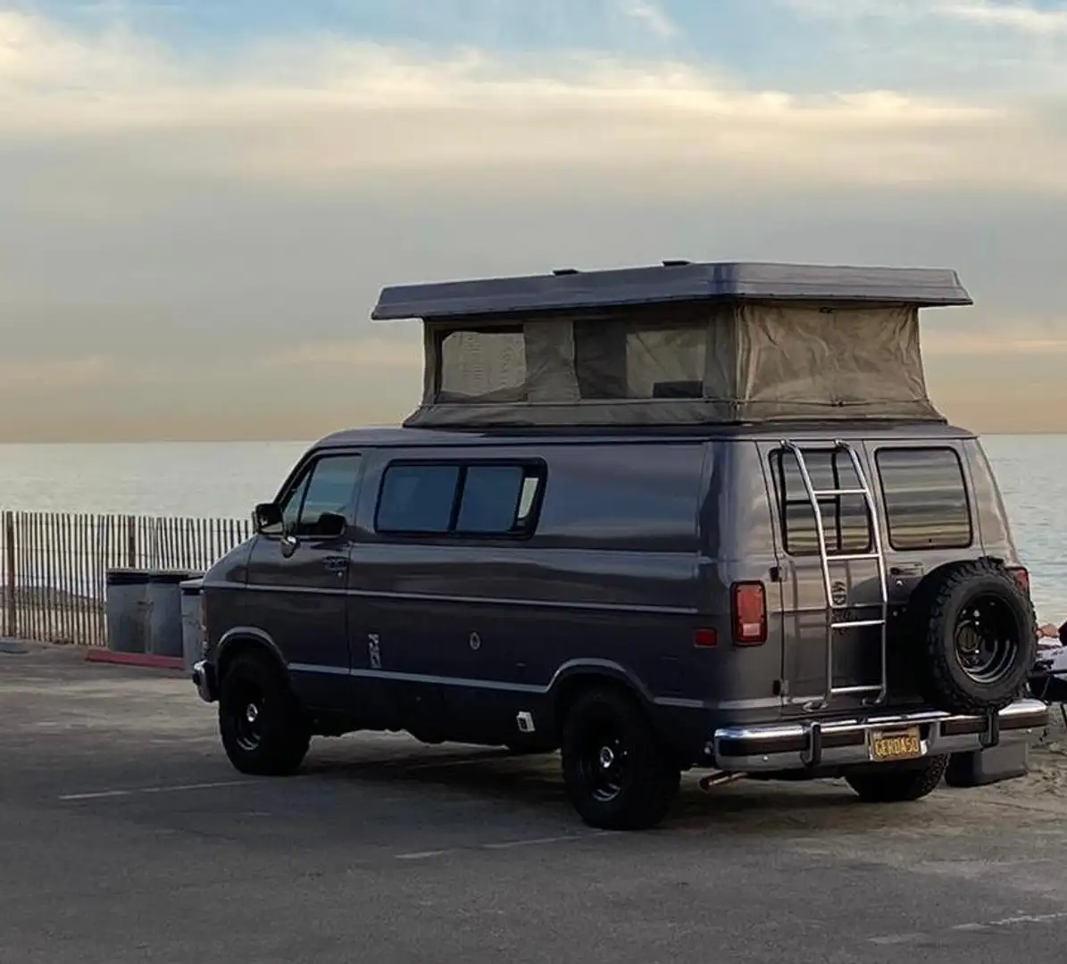 Dodge B250 Camper Gri - 1