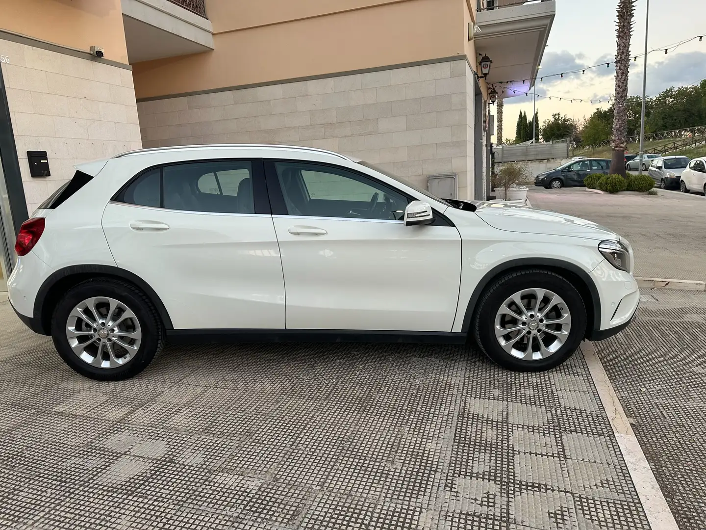 Mercedes-Benz GLA 200 GLA-X156 2014 d (cdi) Sport auto Blanc - 2