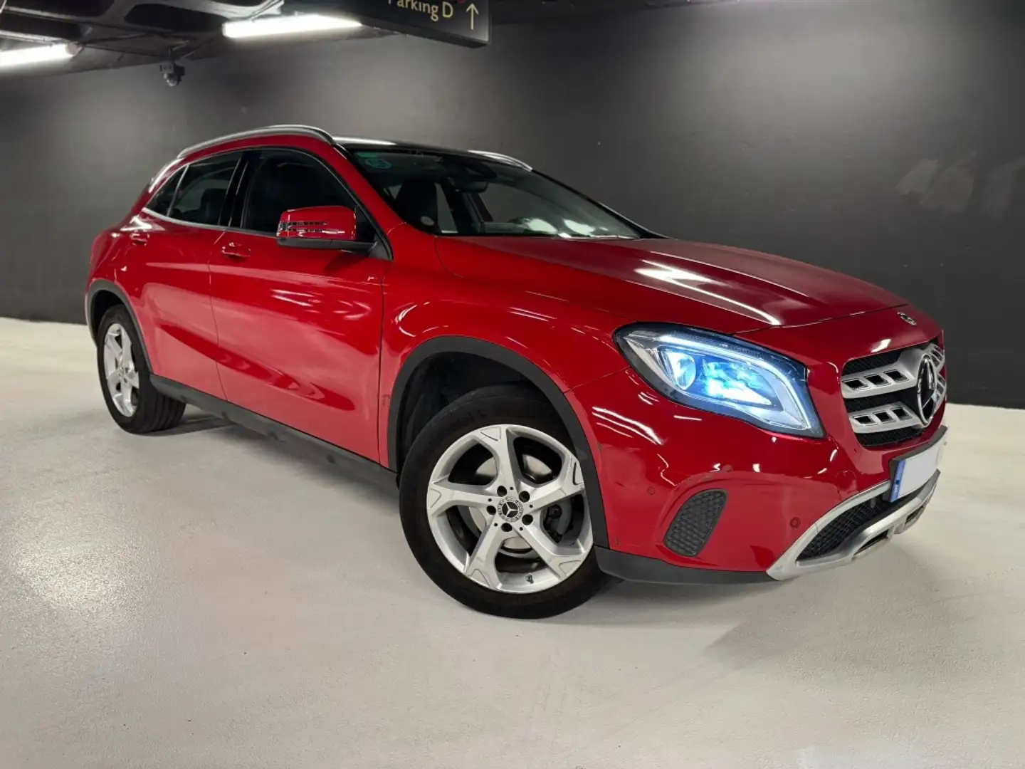 Mercedes-Benz GLA 180 7G-DCT Urban 7G-DCT Czerwony - 2