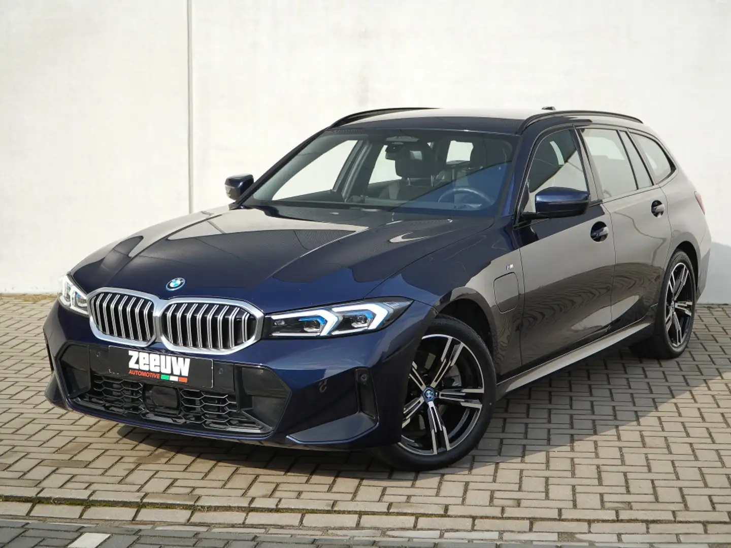 BMW 330 3-serie Touring 330e M-Sport | HiFi | HUD | Parkin Blauw - 2