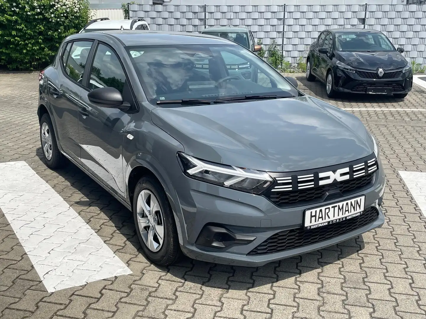 Dacia Sandero Essential TCe 90 Grijs - 1