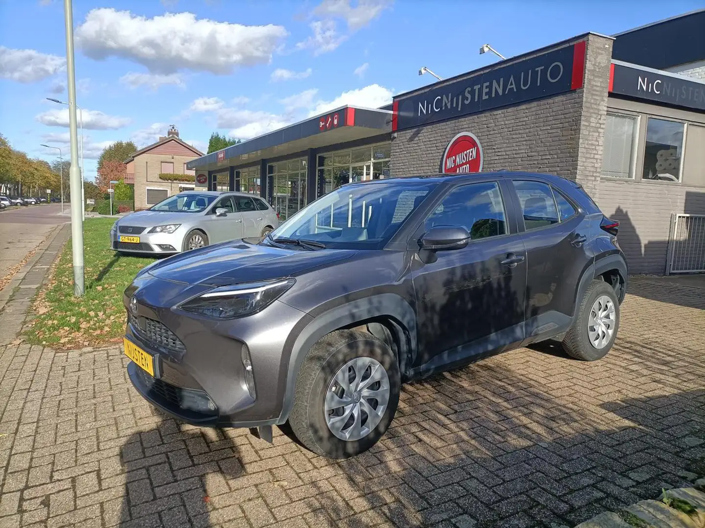 Toyota Yaris Cross 1.5 Hybrid Climate,Cruise,Camera,Navi via App Grijs - 1