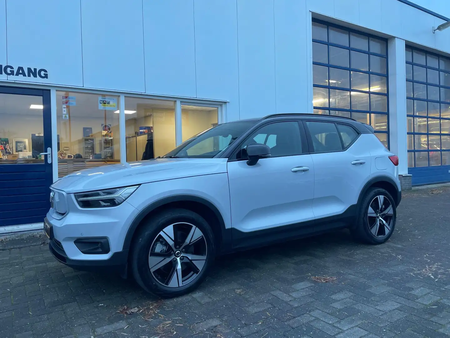 Volvo XC40 Recharge P8 AWD R-Design Grijs - 2