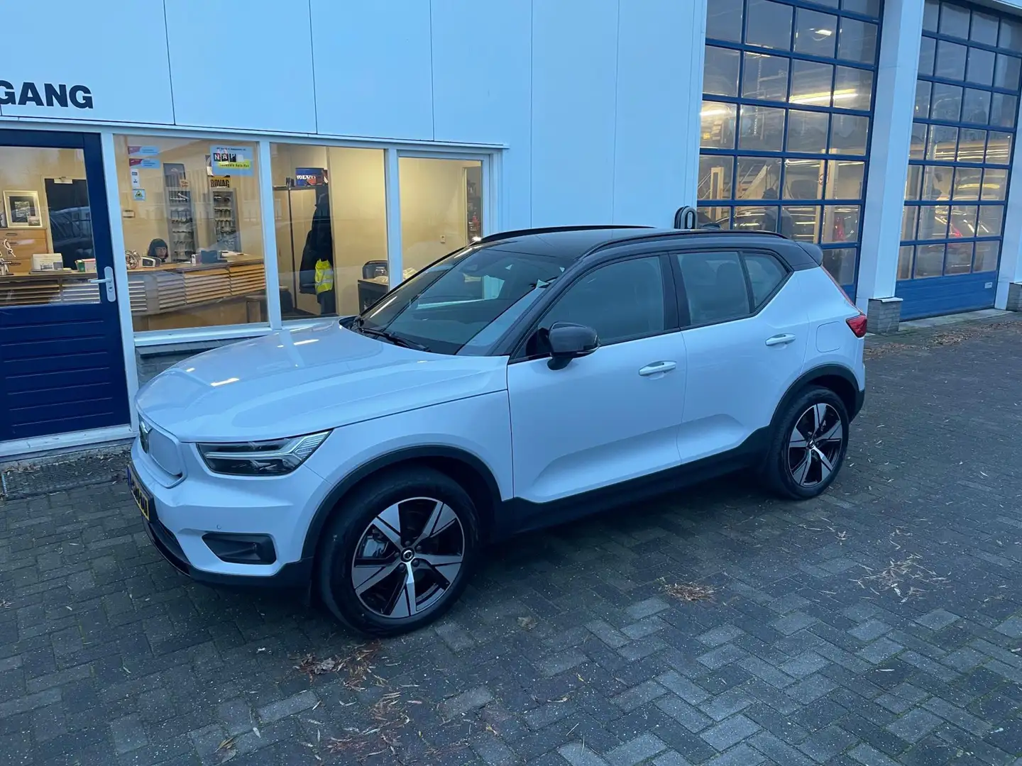 Volvo XC40 Recharge P8 AWD R-Design Grijs - 1