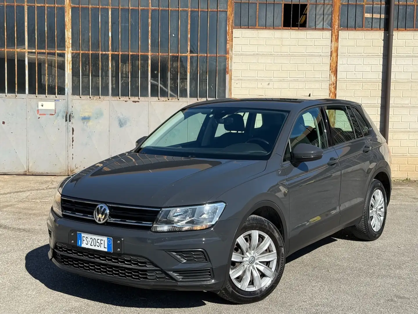 Volkswagen Tiguan 1.6 TDI SCR Urban BlueMotion Technology Gris - 2