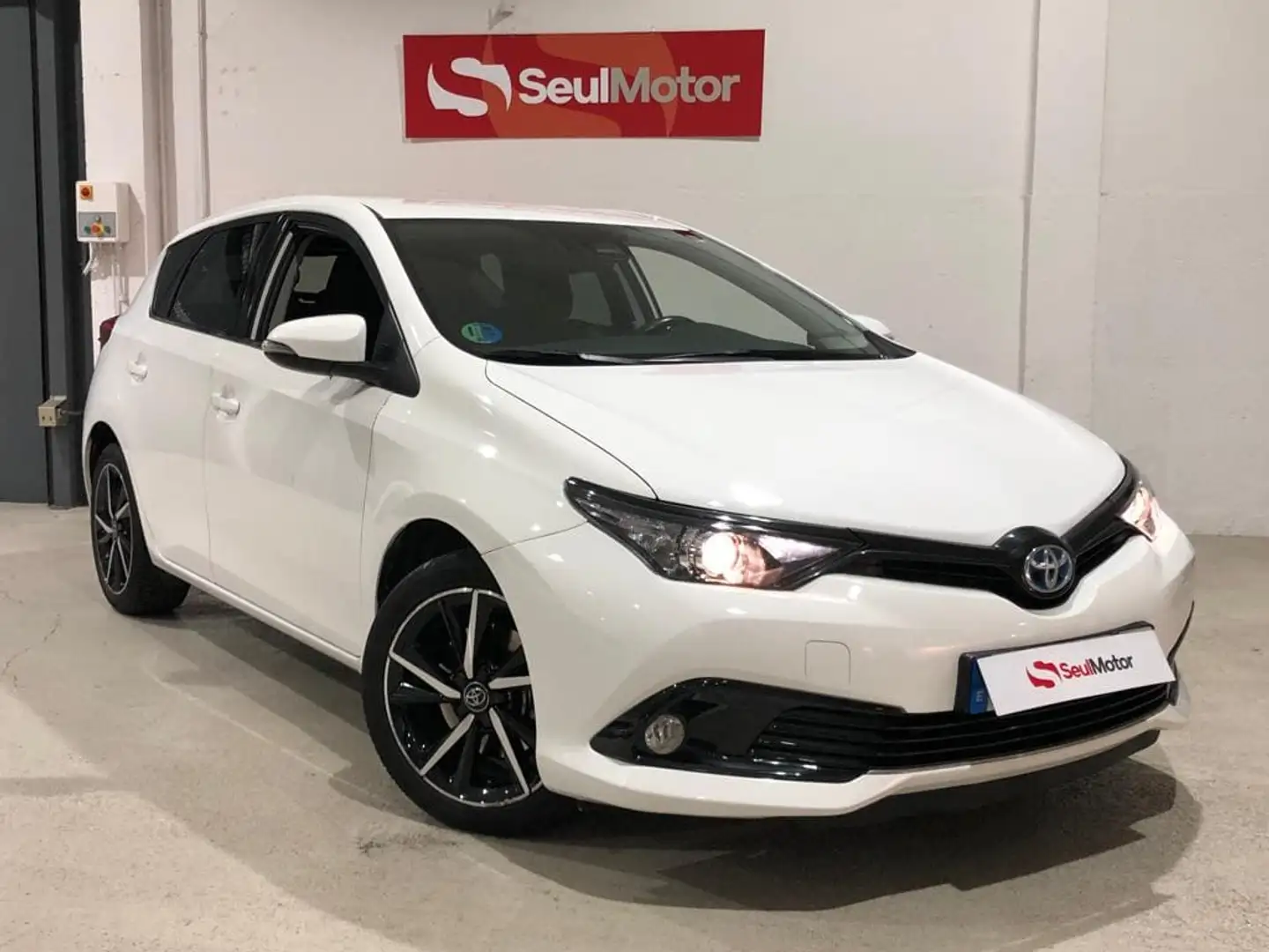 Toyota Auris hybrid 140H Feel! Edition Blanco - 1