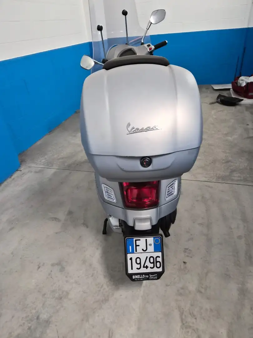 Vespa GTS Super 300 Ezüst - 2