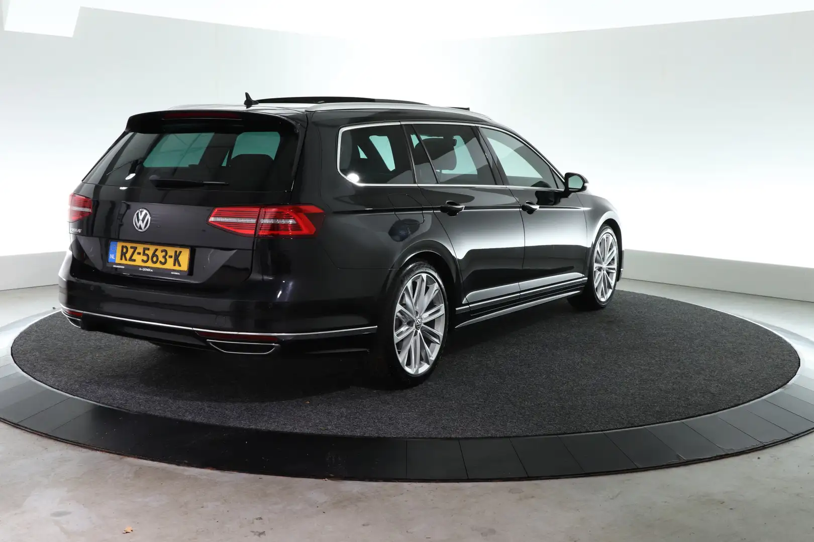 Volkswagen Passat Variant 1.6 TDI Highline Business R | SCHUIF-KANTEL | ADAP Zwart - 2