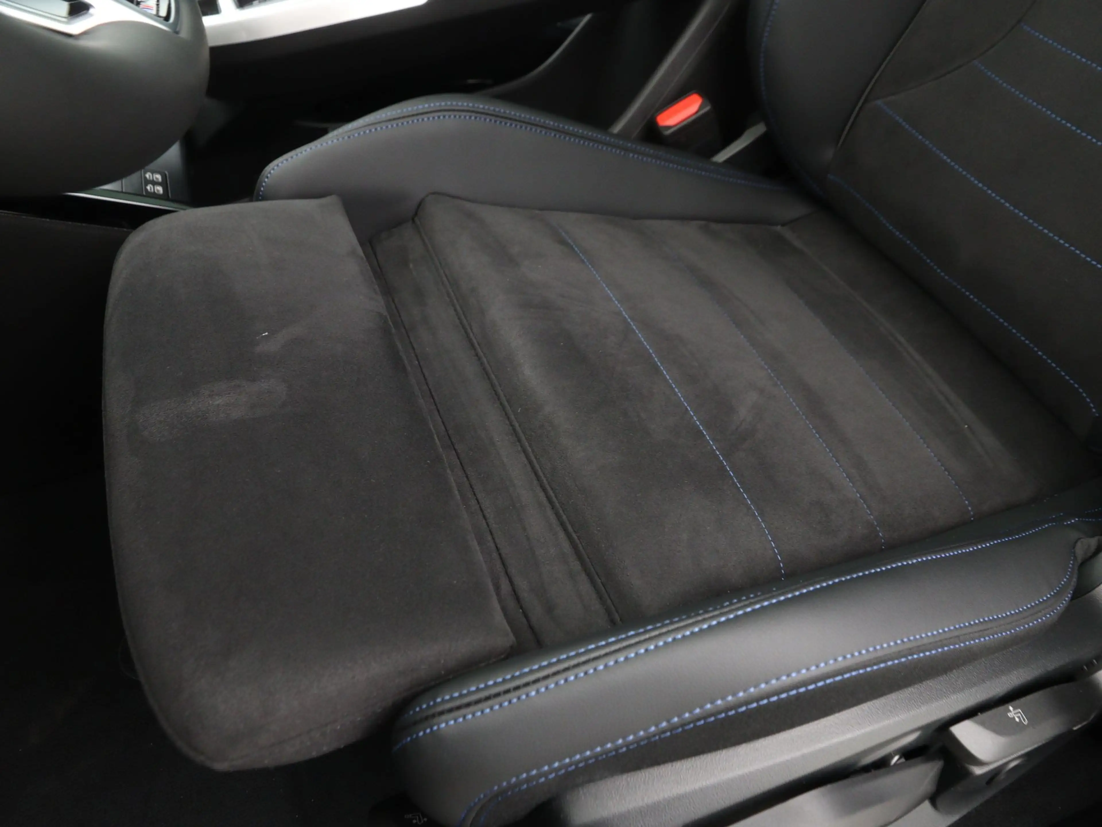 BMW iX2 eDrive20 67 kWh M Sport Edition — photo 14