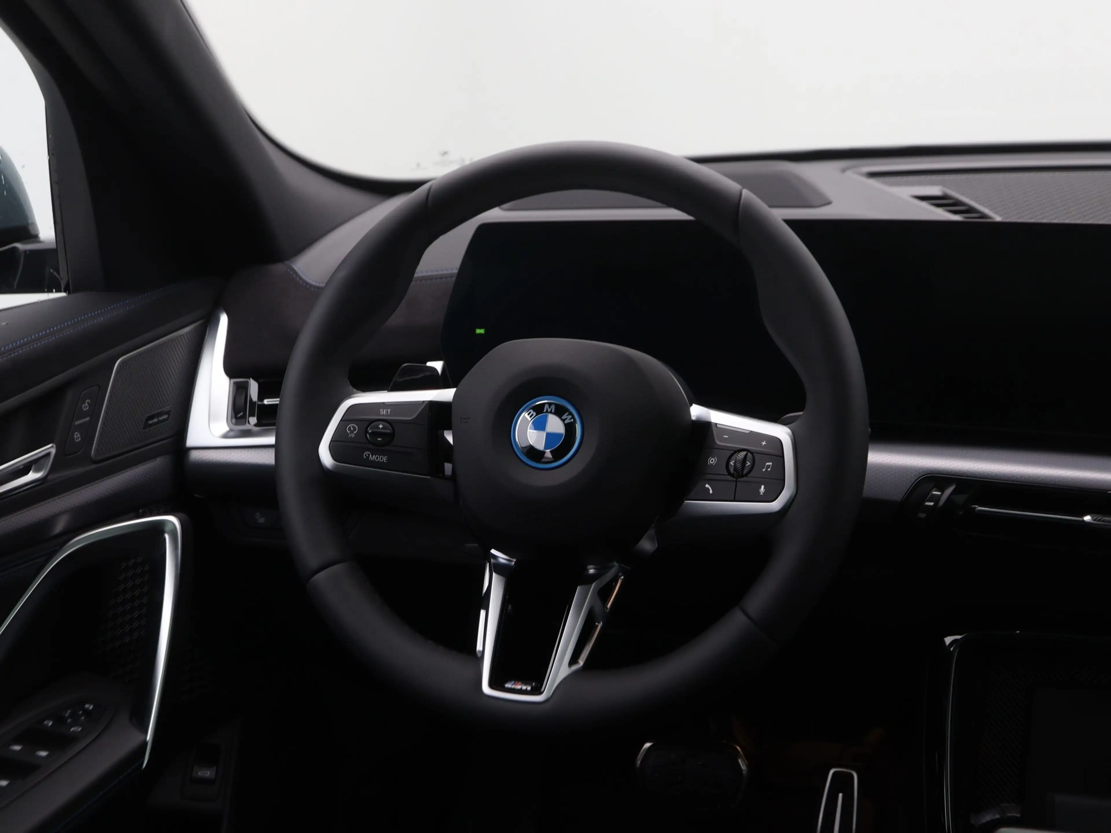 BMW iX2 eDrive20 67 kWh M Sport Edition — photo 2
