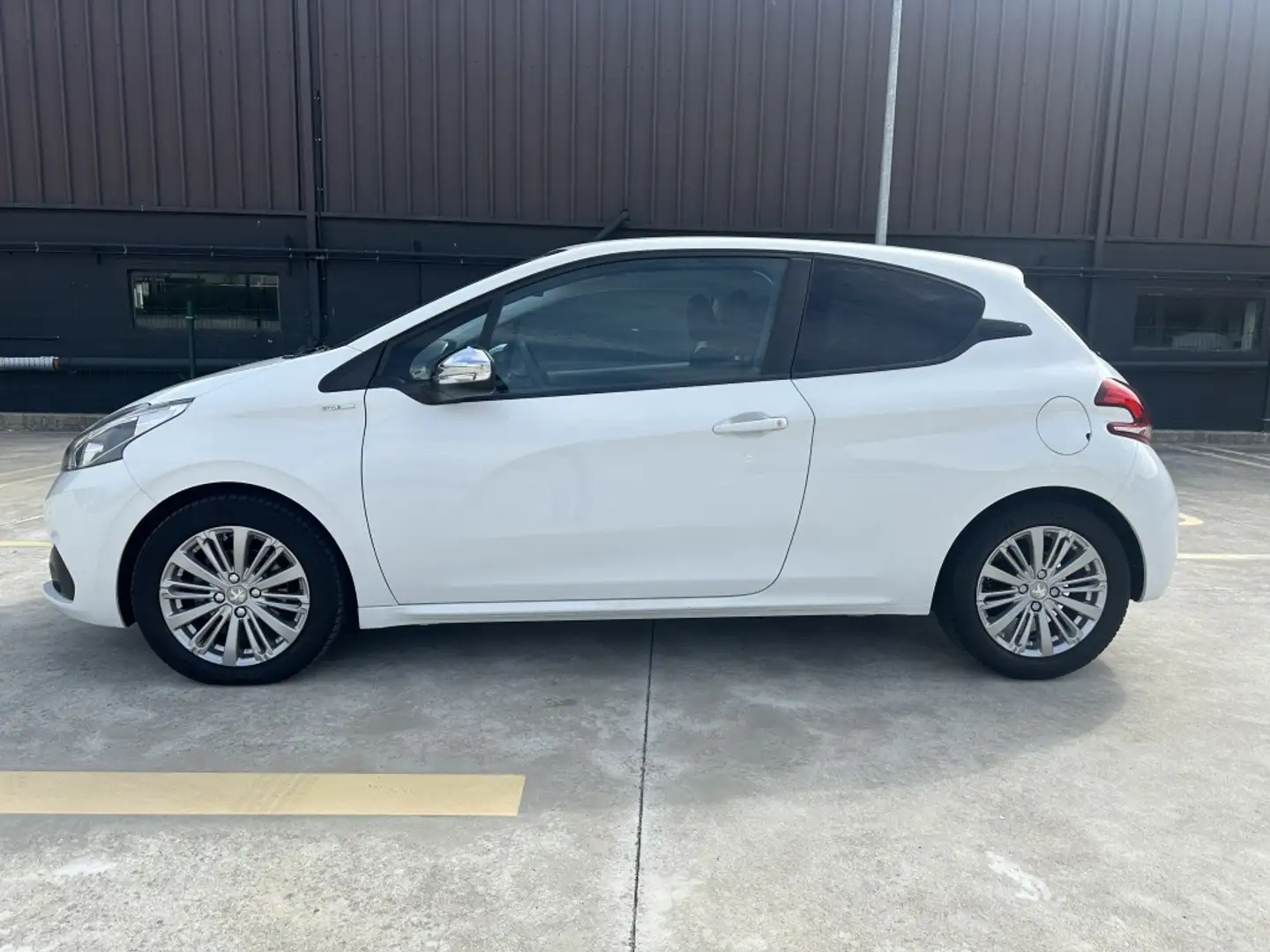 Peugeot 208 1.2 PureTech S&S Active 82 Fehér - 2